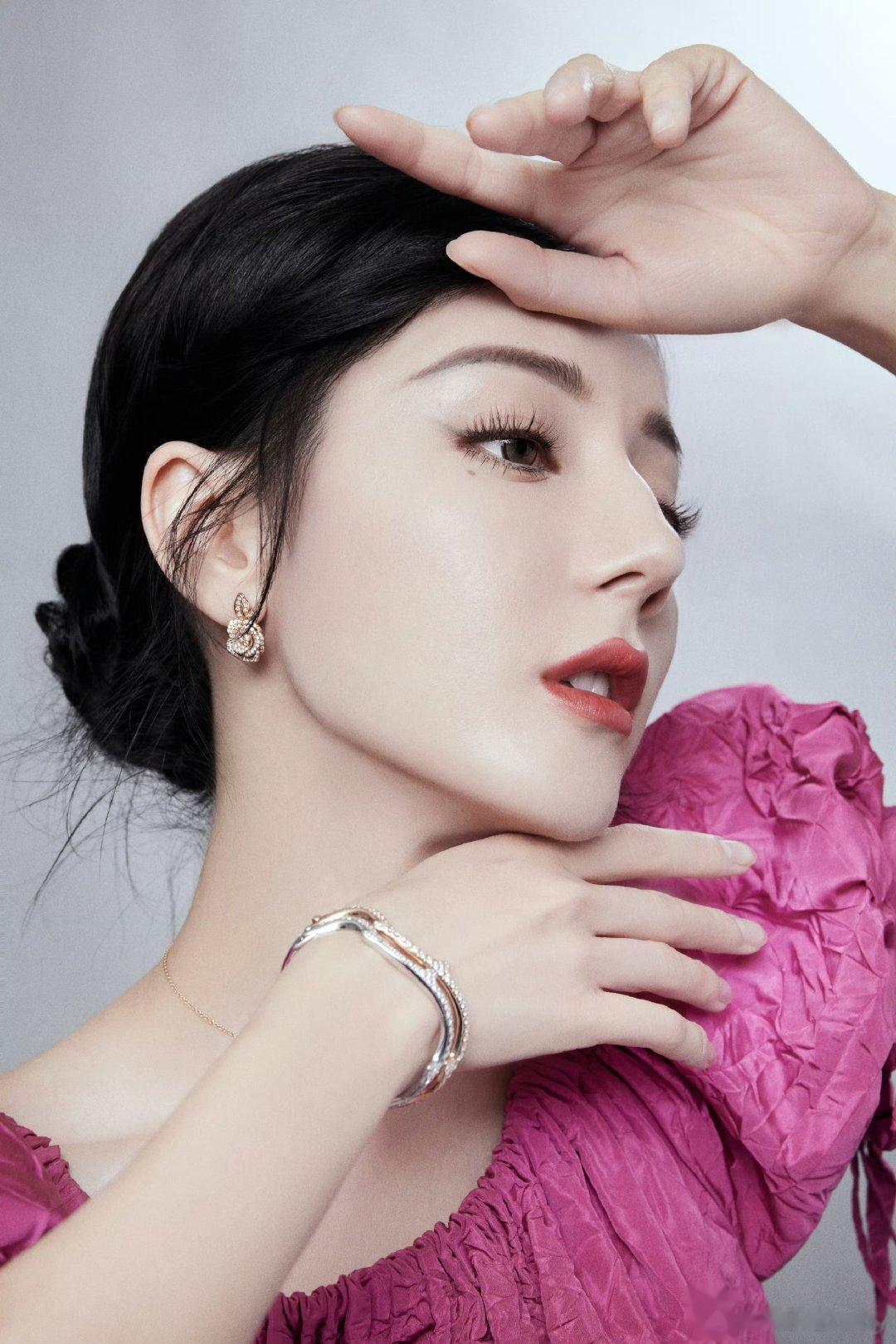 #迪丽热巴好尊贵的美##迪丽热巴棕色美瞳# 妈耶热巴也太美啦 ​​​