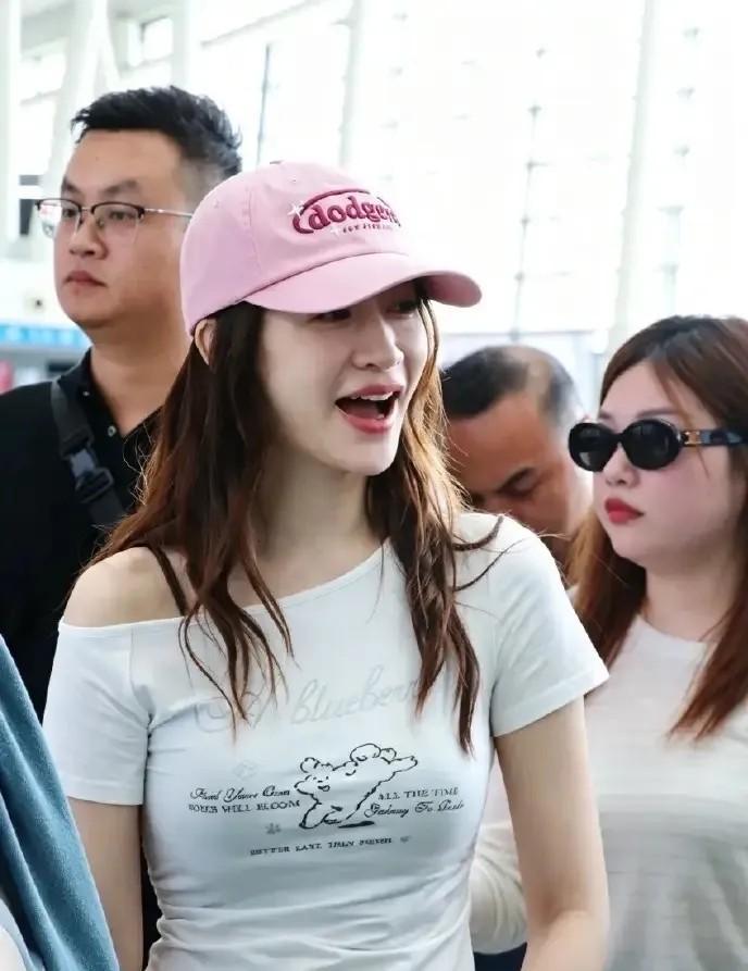 李小冉机场私服太会穿，普通T恤牛仔裤显气质，谁说中年穿搭必须老气？ ​​​