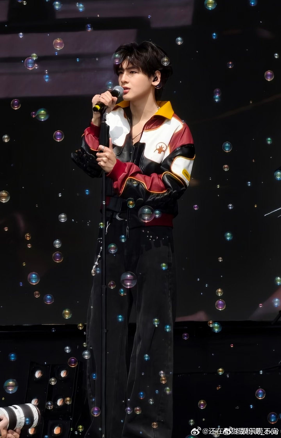 翟潇闻音乐节宣传新剧 敬业又真诚的翟潇闻，音乐节现场不忘宣传《你好1983》，这