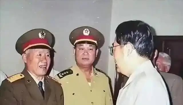 左一是济南军区政委宋清渭，左二是济南军区司令员张太恒，两人都在1994年晋升上将