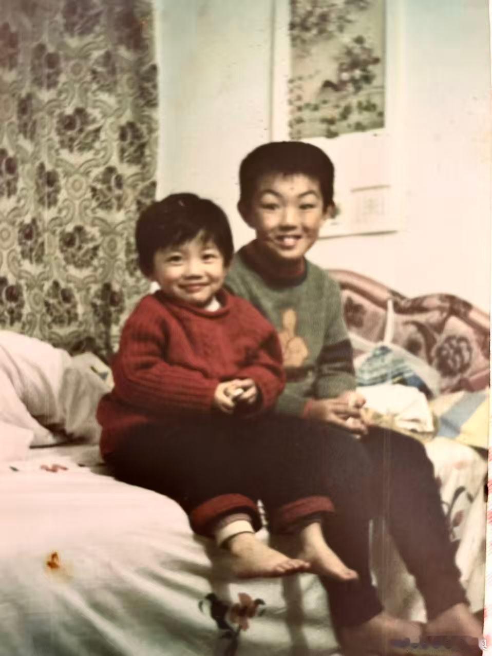 小时候太可爱了吧[doge]（旁边是妈妈闺蜜的儿子） ​​​