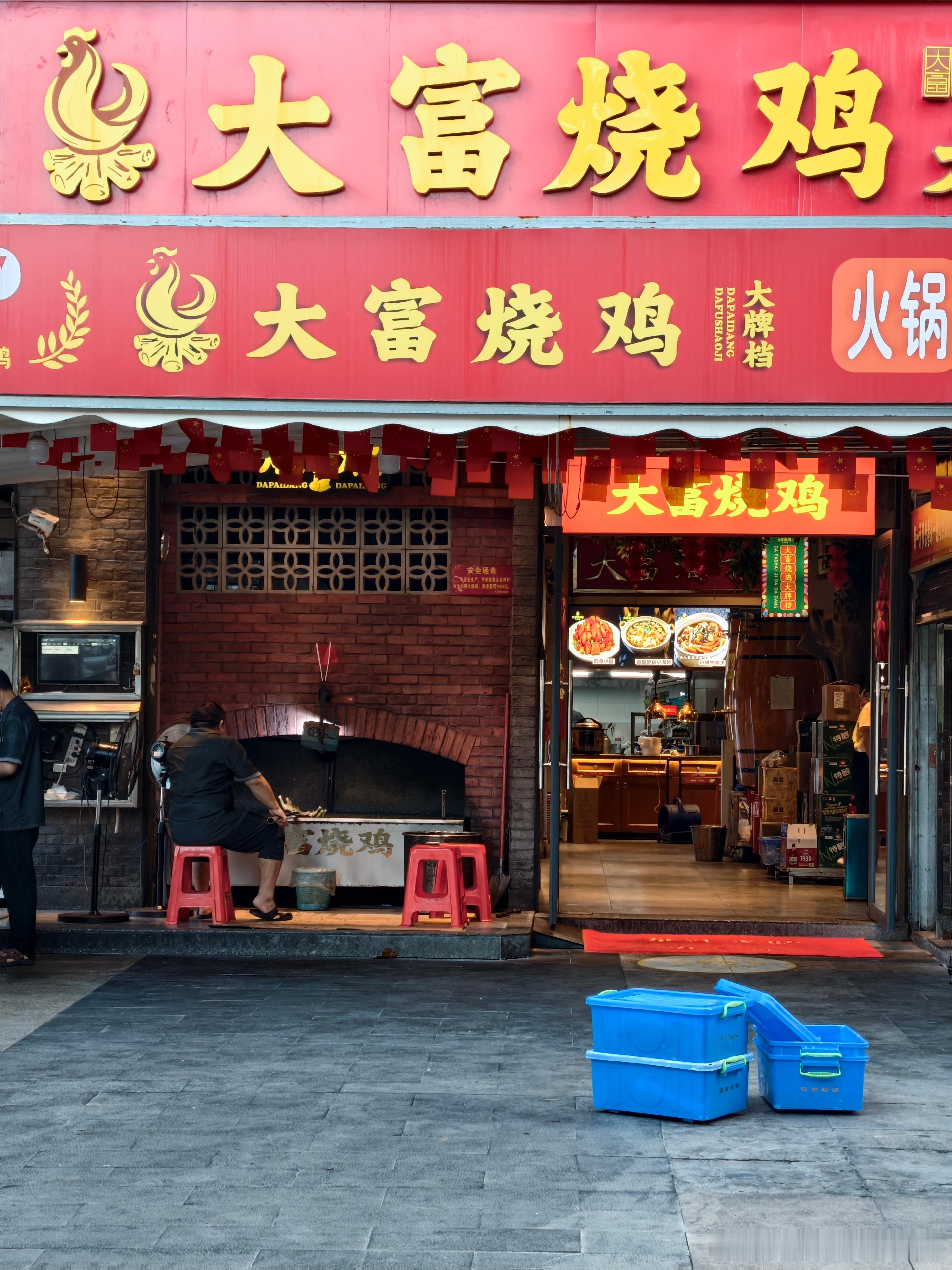 返程了，路过百色，专门打卡一家当时在美食纪录片上看到的烧烤店！刚到傍晚，已经开始