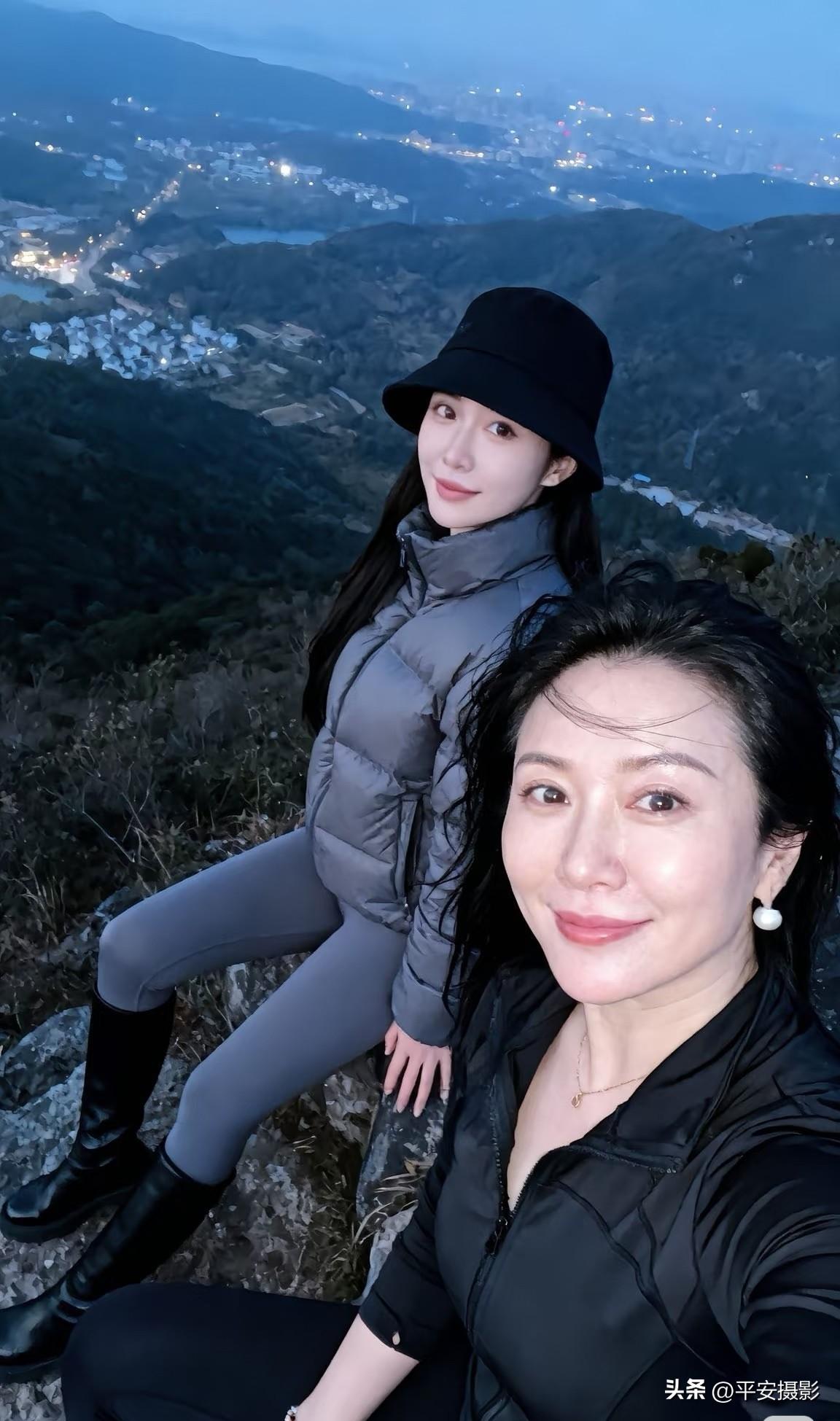 这对母女啊！真让人羡慕嫉妒恨[捂脸]
不知自己老了，有没有这样气质  从容 优雅