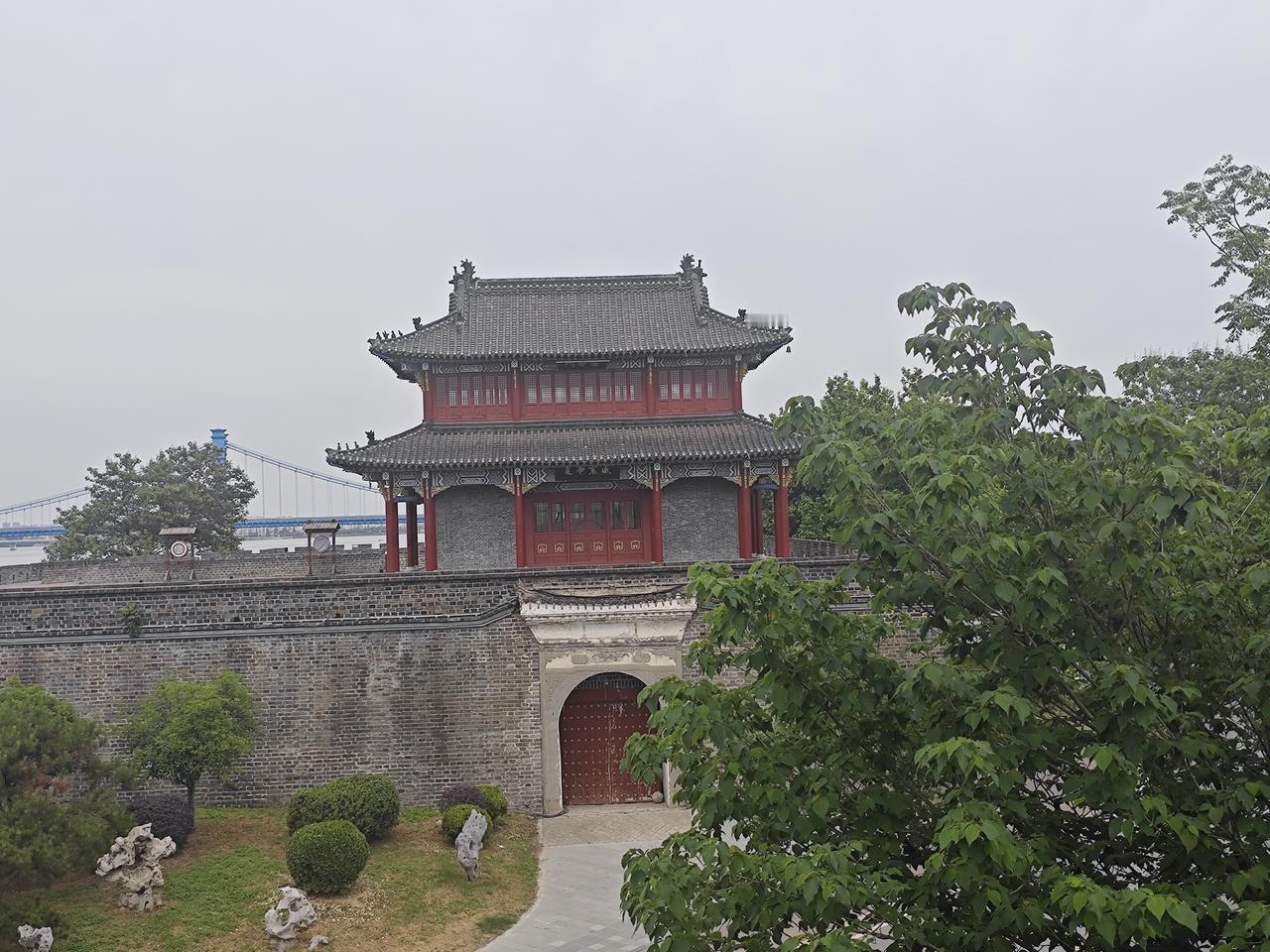 教师惩戒学生绝对禁止红线（10条核心禁令）
1. 严禁体罚、变相体罚（打、揪耳朵