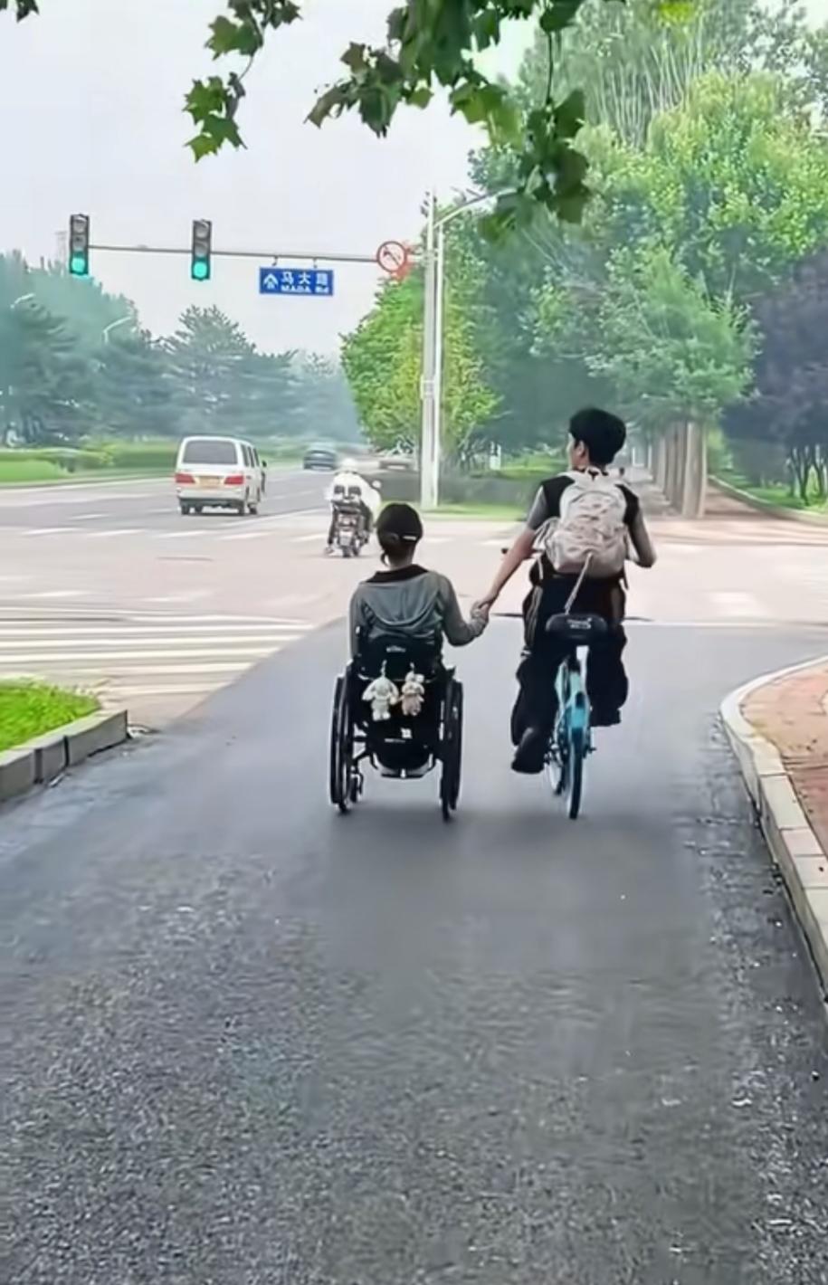 温馨时光
上学路上
手牵手