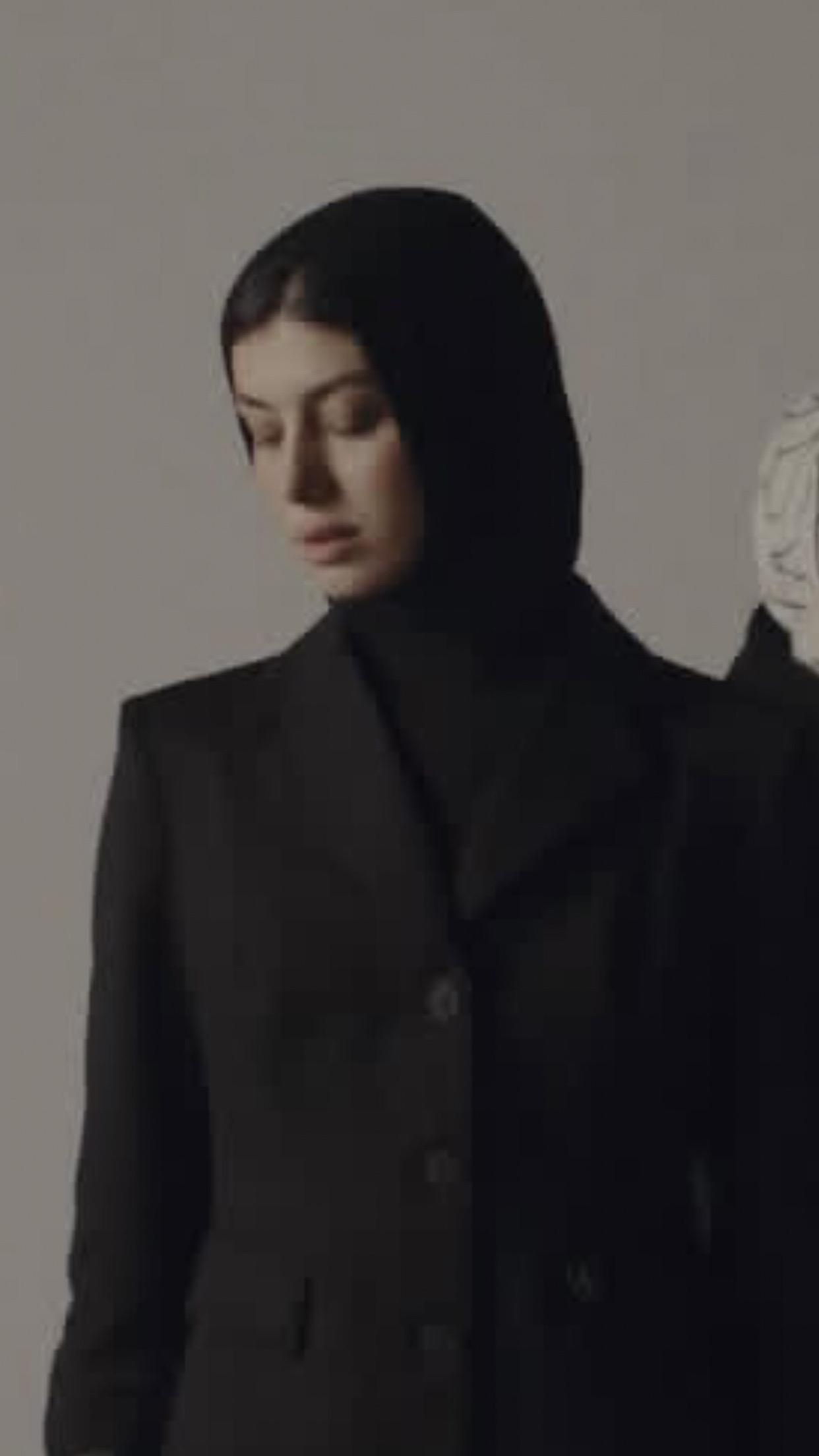 大夫人公司新捧的模特。主页最新发的三个视频她都是封面。