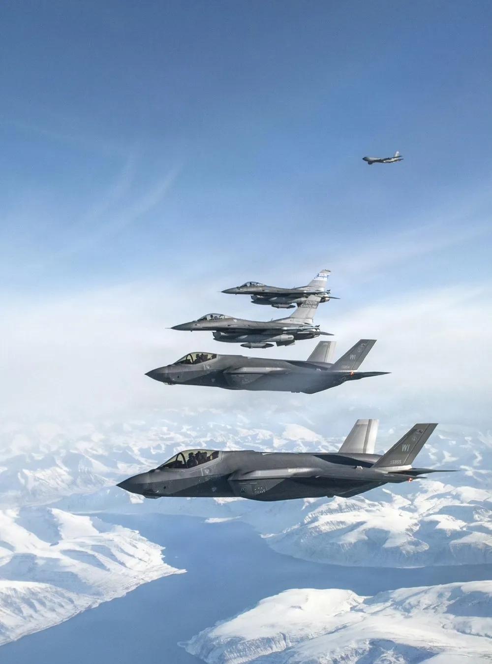 美军中东大兵压境：谈判桌外的“炮舰外交”

就在美伊第二轮间接谈判于2月17日在