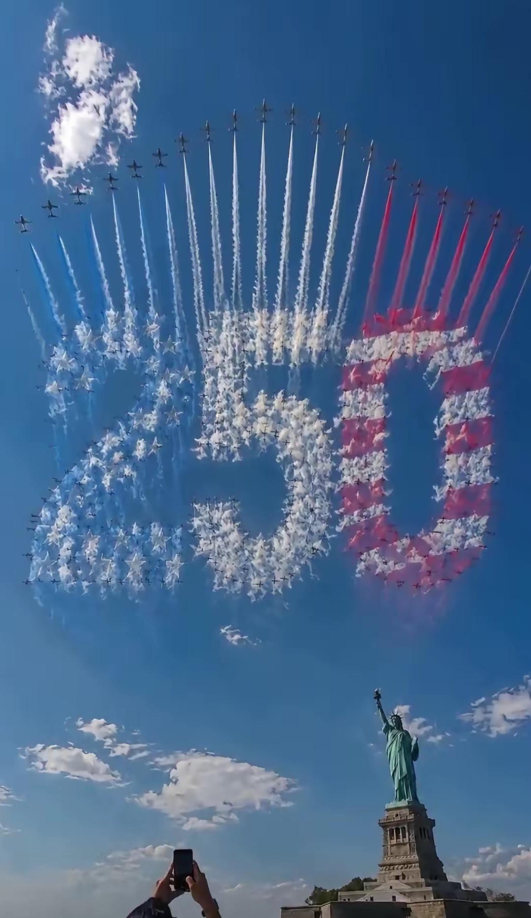 刷到美国庆建国250周年的现场画面，我差点把手里泡着枸杞的大茶缸子磕桌沿上。之前