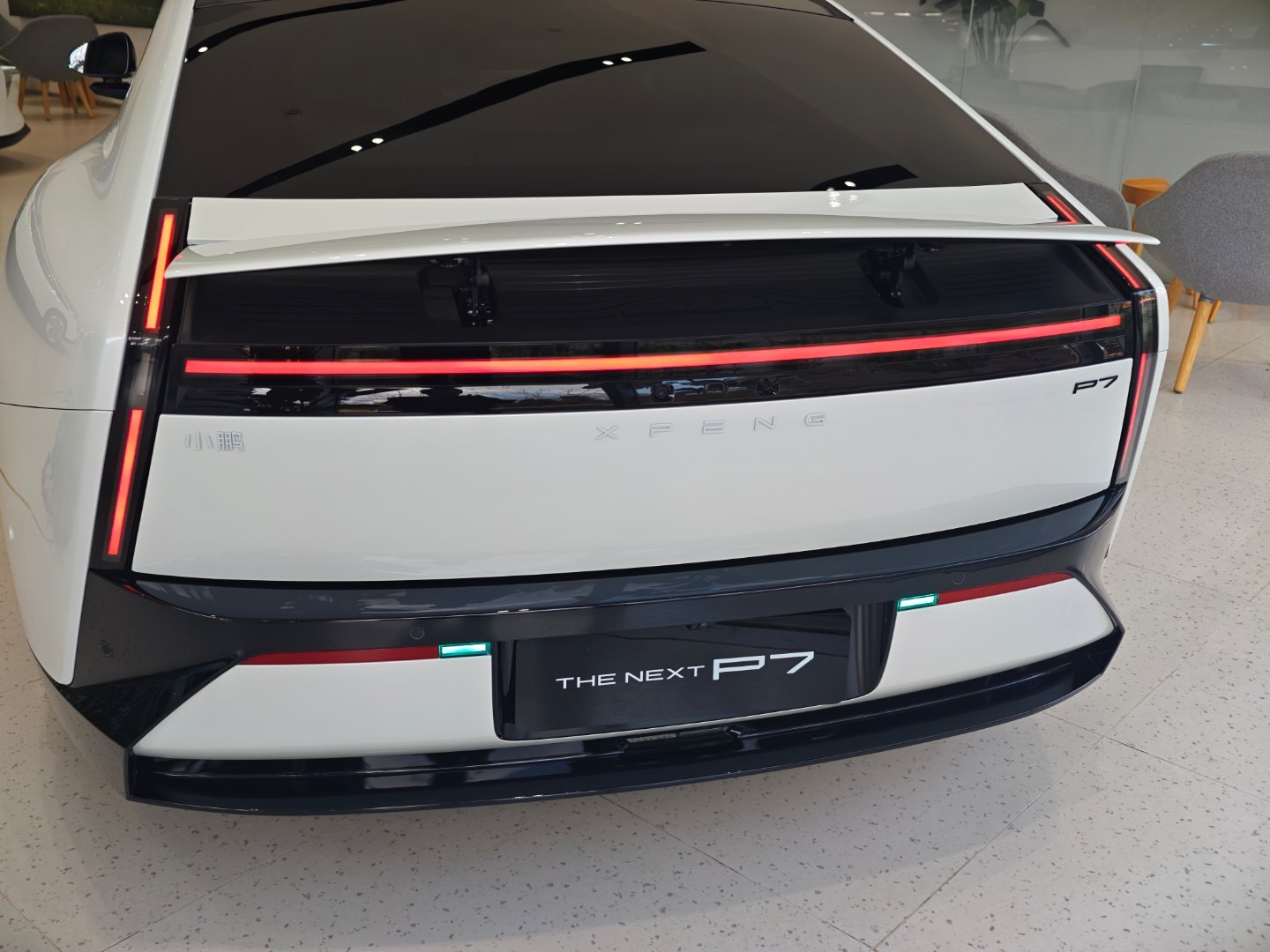 今天在门店看到白色P7了，整体感觉挺优雅，就是这个尾部车标，除了“P7”是黑色，