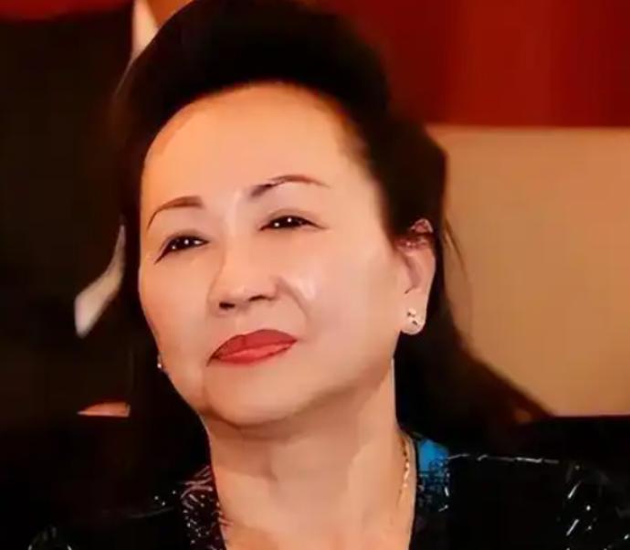 法庭宣判死刑那一刻，她没有求饶，而是开出价码：愿意捐出200万亿买自己一条命，说