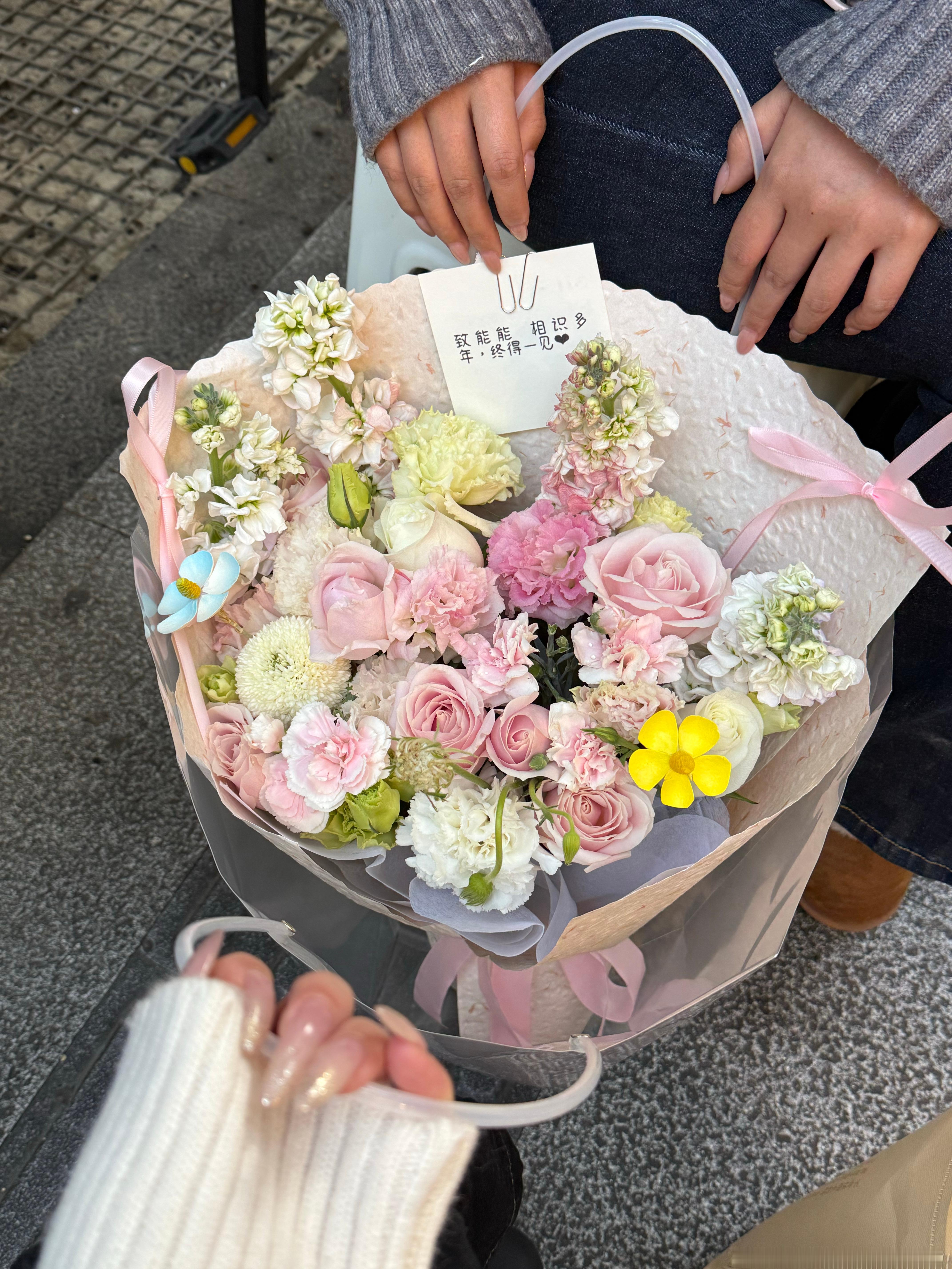 哇塞太感动了 和成都的网友一起吃饭 三个闺蜜密谋给我送的花 成都