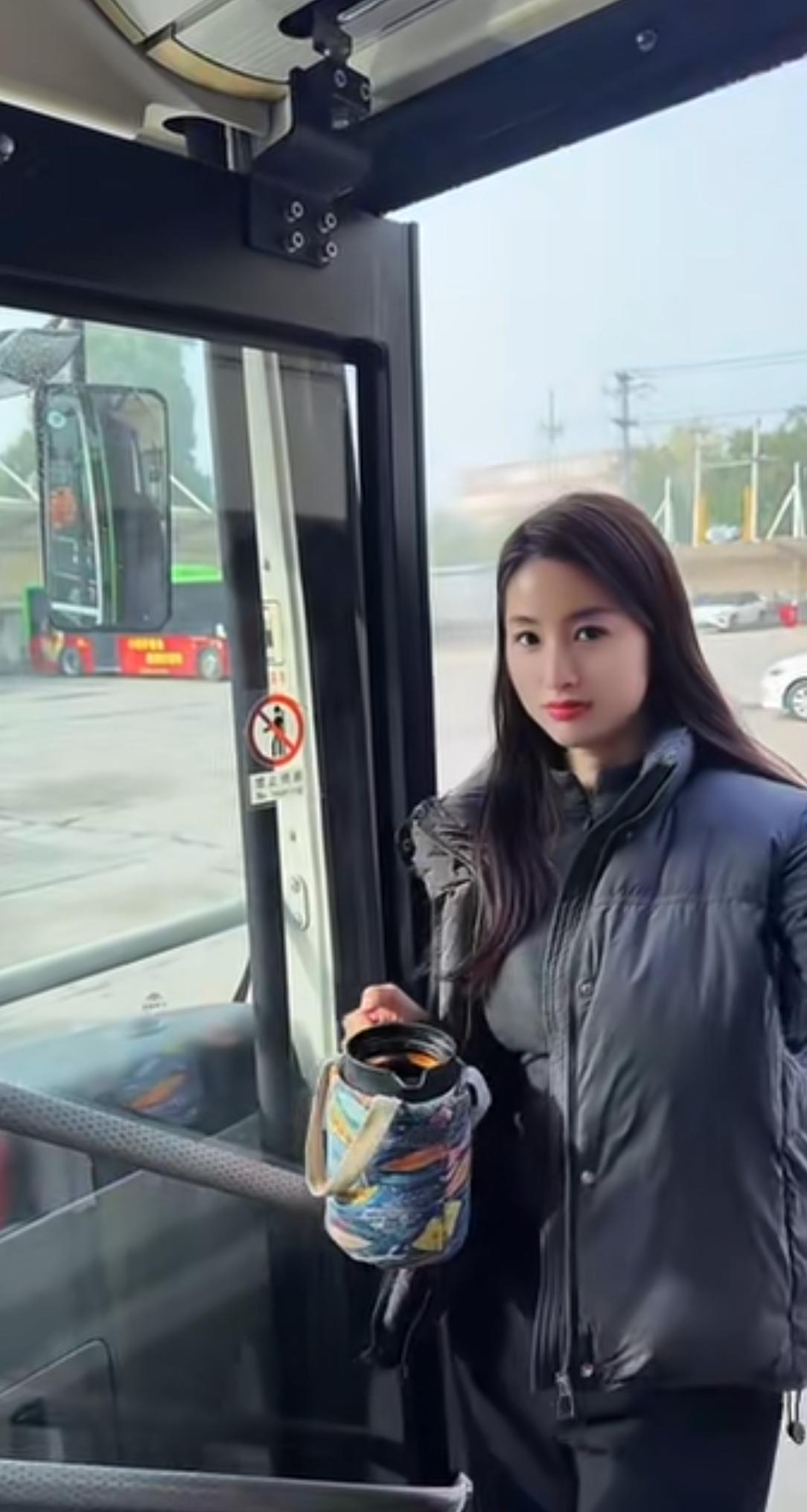 各位条友们，有没有哪位认识这位公交车🚌女司机的？最近我的手机📱被她霸屏。颦笑