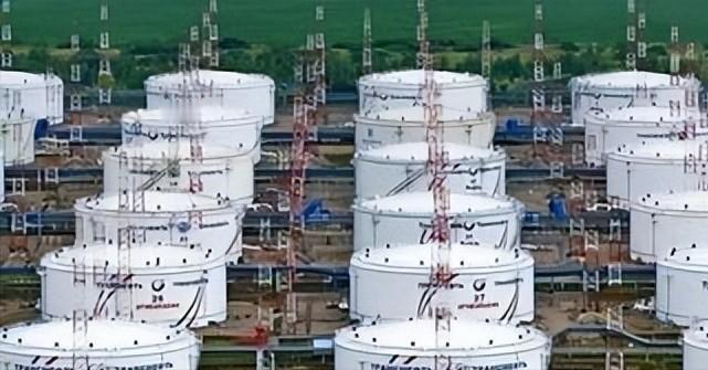 全球油价波动加剧，欧派克稳市能力面临大考。

当下全球原油市场正经历前所未有的波