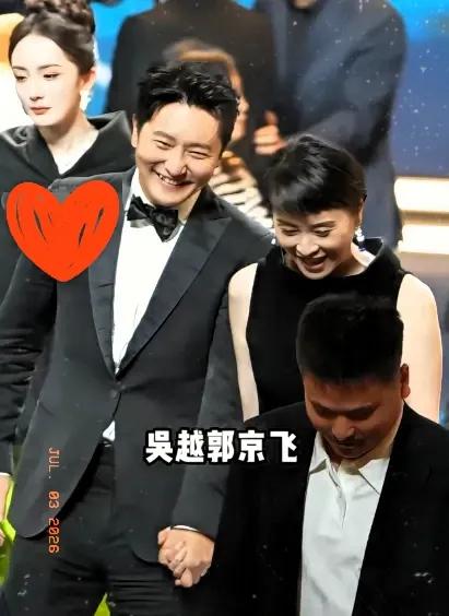 现在全网最懵的人

估计就是吴越自己了


看到吴越和郭京飞在晚宴上那随手一牵，