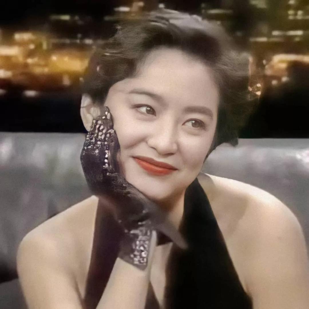 1990年，林青霞见到失散30多年的姐姐林莉，林青霞看到姐姐一贫如洗，迫不及待塞