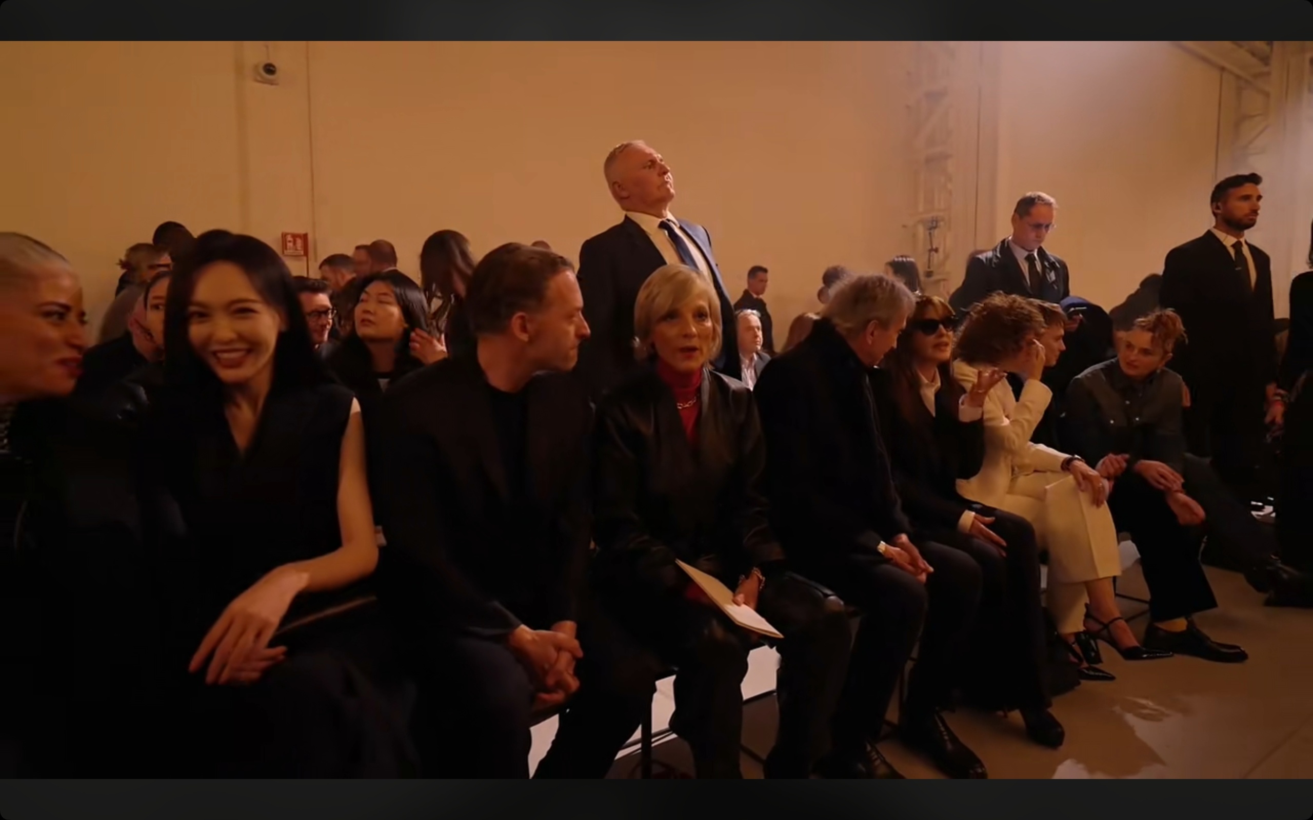 唐嫣在fendi芬迪CEO和芬迪CEO夫人中间热聊