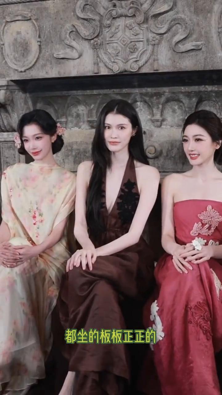 笑发财了，这就是短剧演员和长剧演员最大的区别了。出席活动的时候，内娱的艺人都坐的