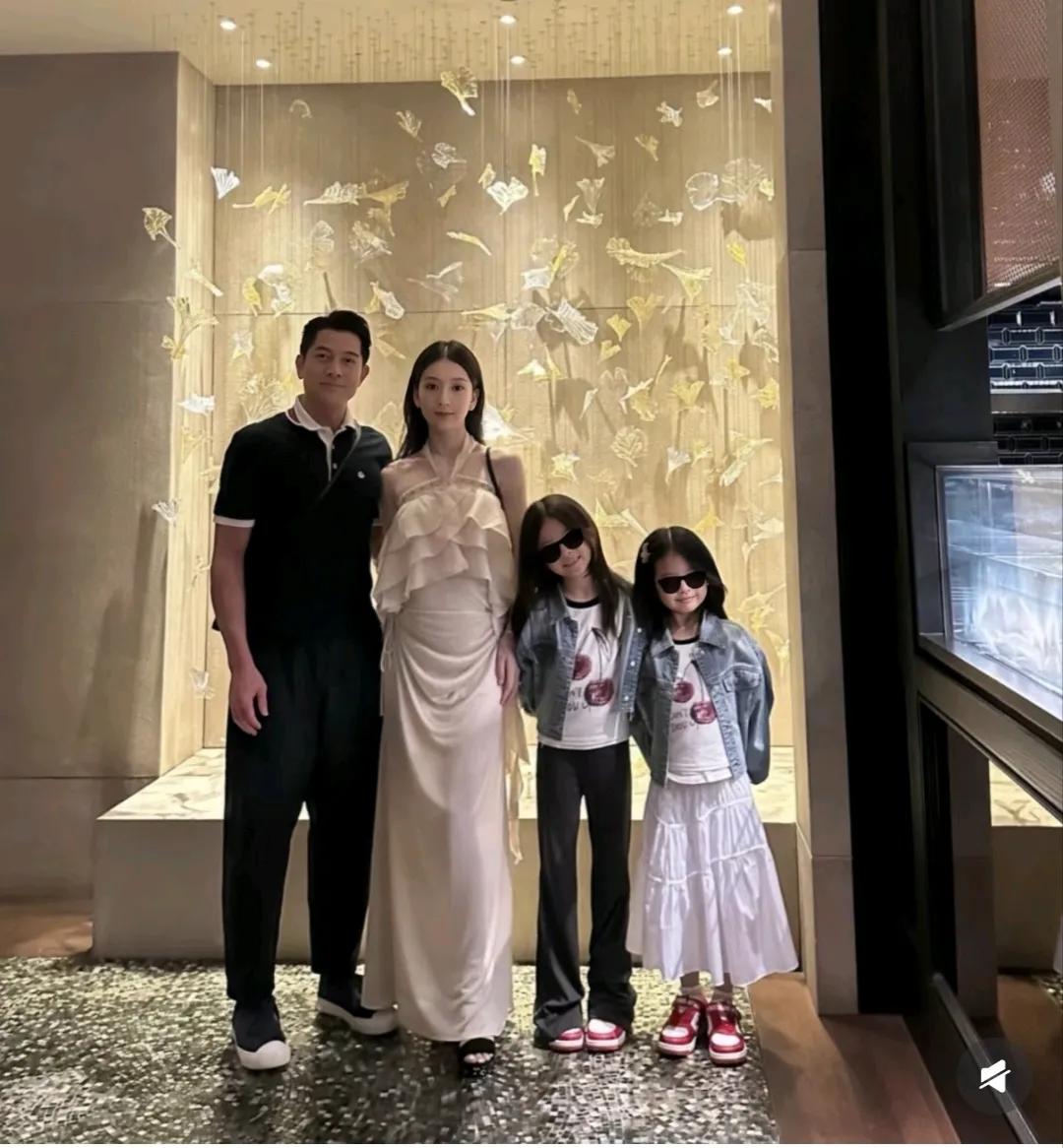 粉玫瑰、红玫瑰管够，郭富城8月6日为爱妻方媛庆生，画面温馨而浪漫：38岁的女主方