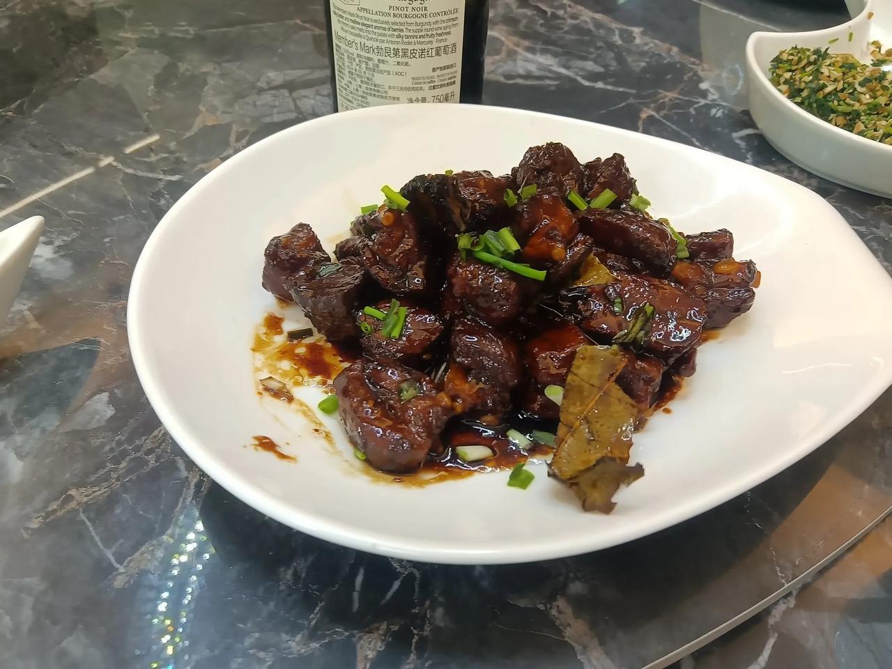 只有对食材的敬畏和充分的了解，才能做的一桌好菜。
能够呈现美味的人，一定是对生活
