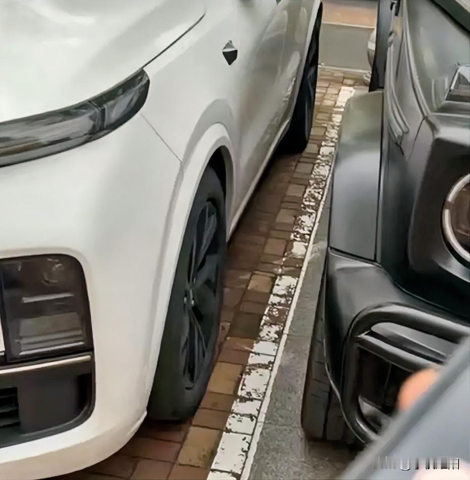 下图这种并排停车的方式我是真不喜欢，开门不方便不说，而且还容易撞到别人的门，我还
