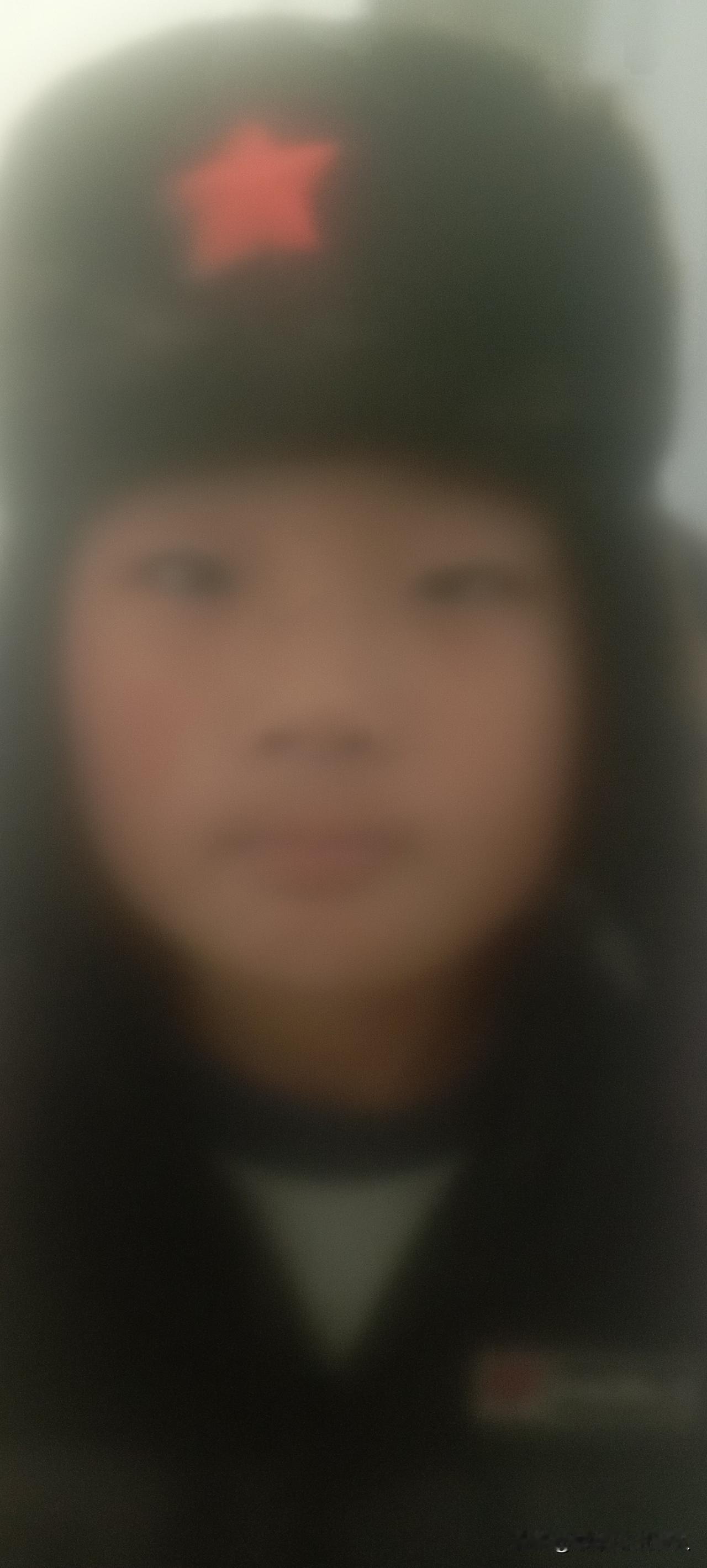 孙子戴上了他爸帮他网购的一领雷锋帽，要我帮他拍个照，并手舞足蹈的唱起了“学习雷锋