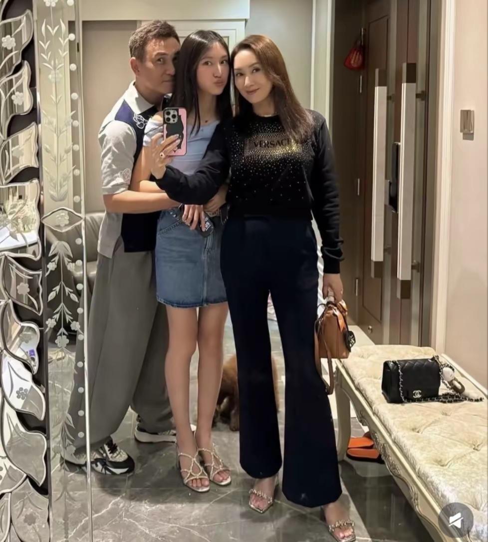 郭可盈又晒一家三口亲密合照了。林文龙和女儿合照时，动作过于亲密，引发了网友热议。