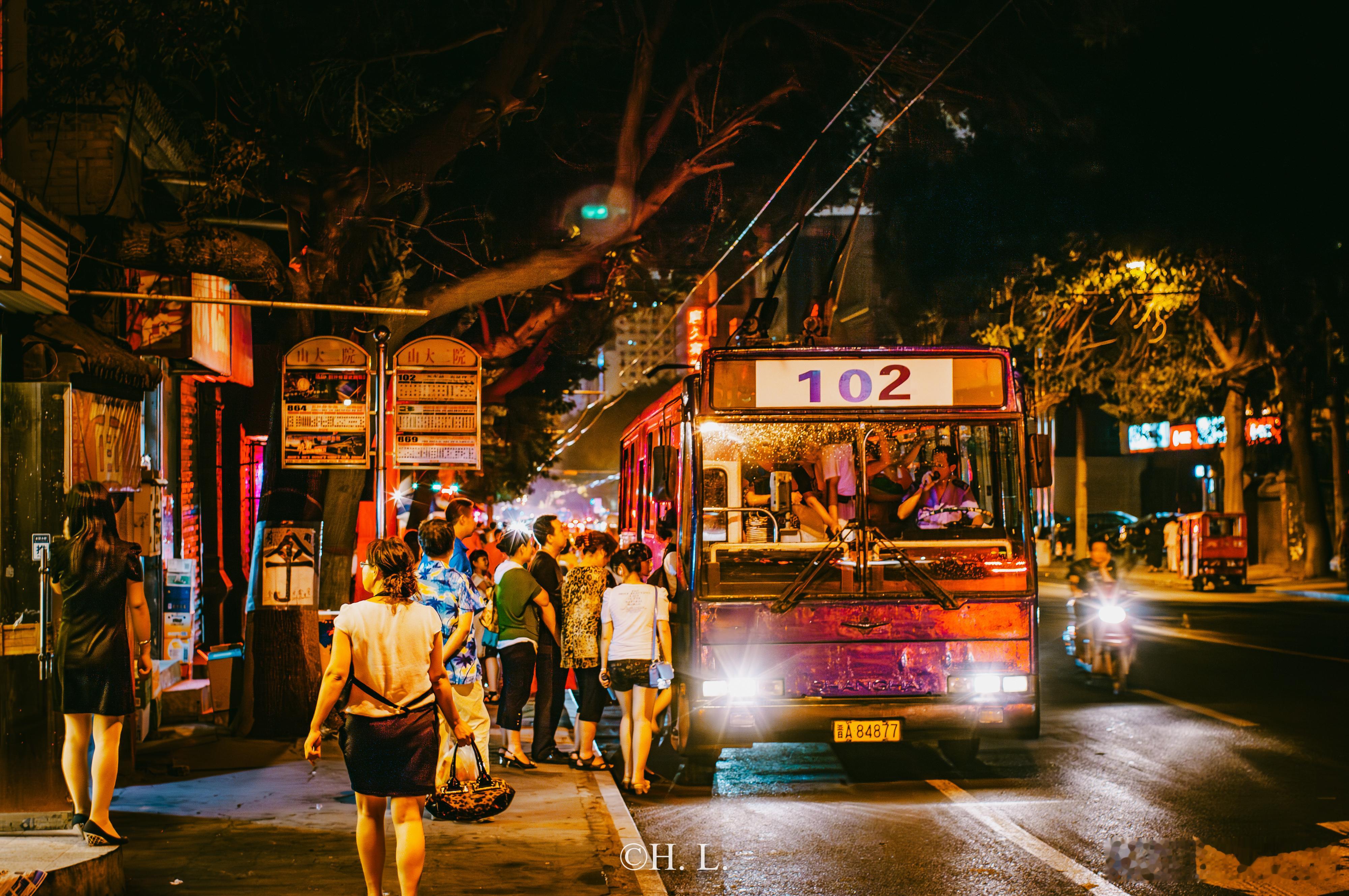 “请靠边，注意安全；请靠边，注意安全。”“102路无人售票电车，方向 尖草坪。”