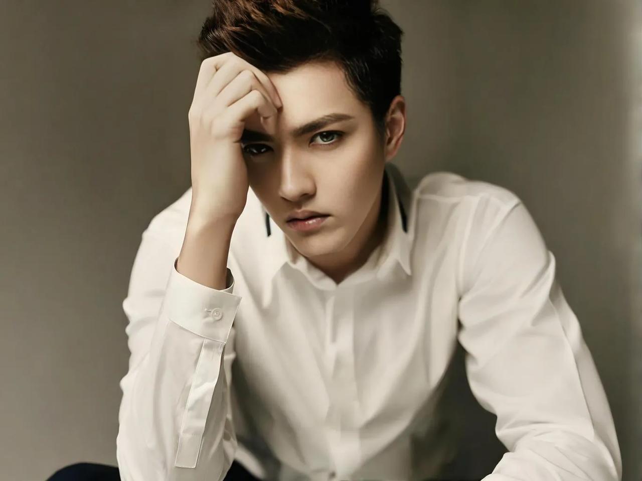 1. 吴亦凡（）：吴亦凡因涉嫌强奸罪被警方依法刑事拘留，这一事件不仅让他的形象一