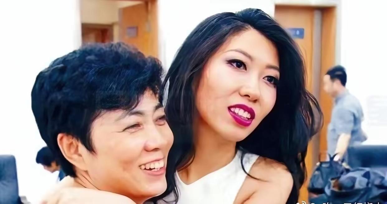 给曲婉婷指条明路，想回国捞钱可以，想发新专辑回国圈粉发财也可以，但必须先退赃，先