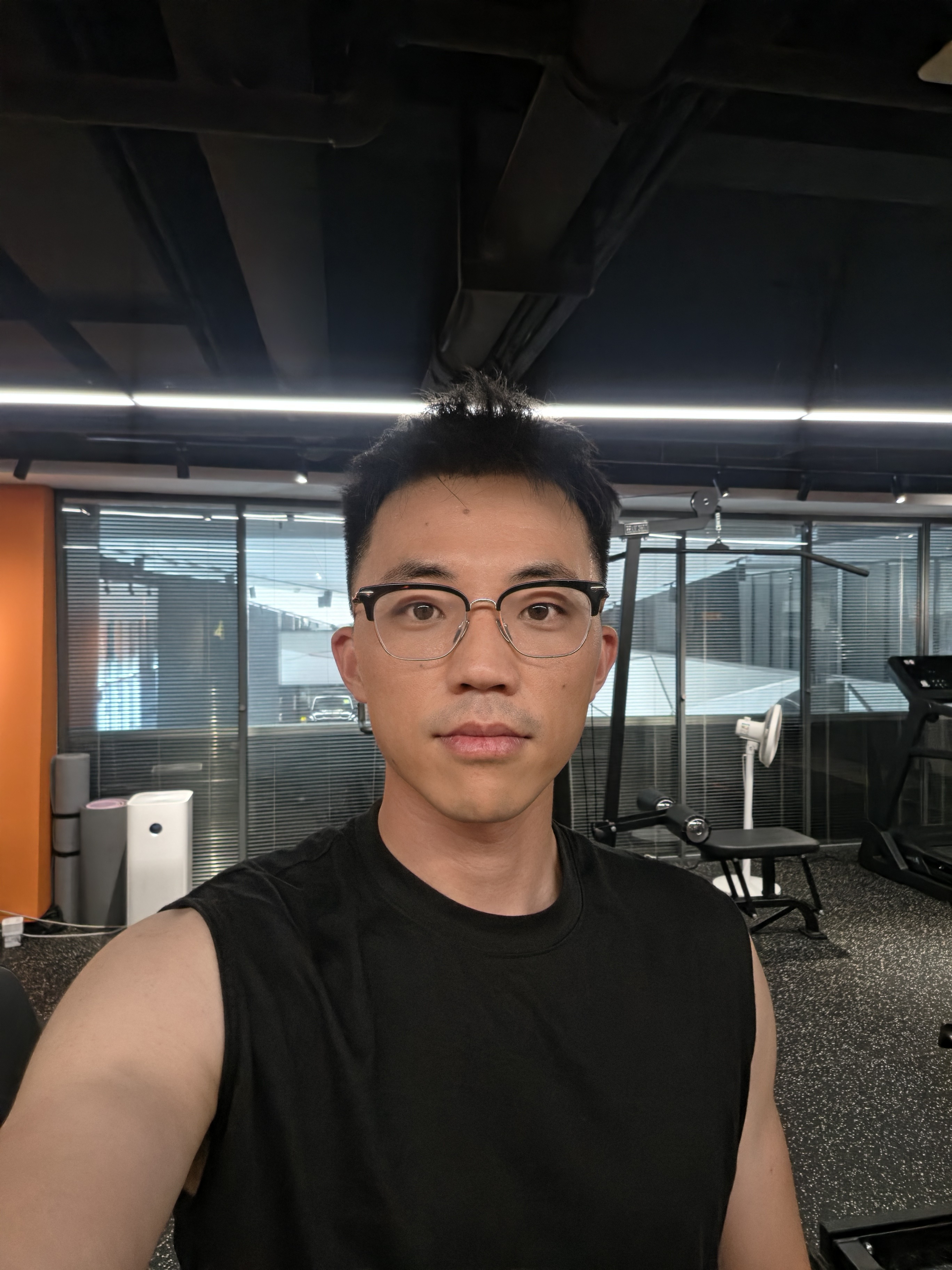 别看我天天拍视频，到处飞其实我的社交圈很窄，基本待在公司没事了，就健身 