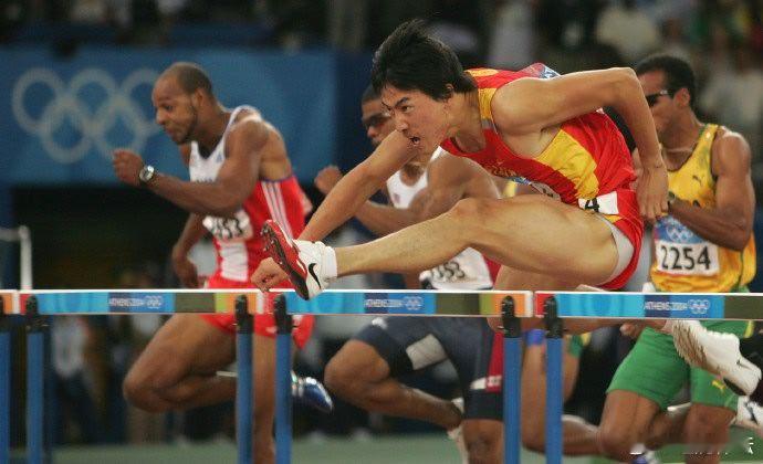 对刘翔的尊重不需要计算 刘翔职业生涯征战世界大赛，一共斩获45枚奖牌，其中36枚