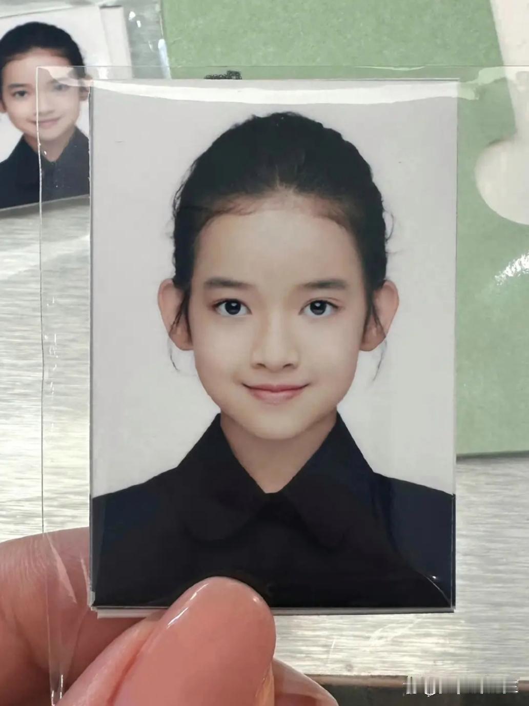 聂远晒女儿的证件照，小姑娘是真漂亮。长大又是当明星的 ​​​