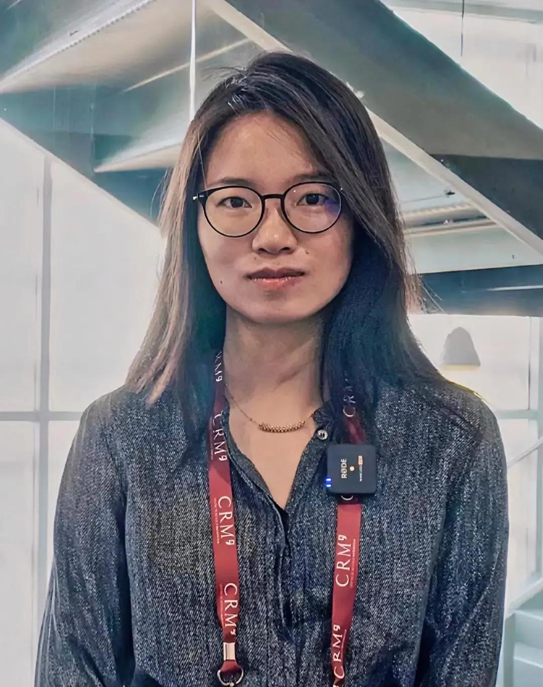 我突然理解了王虹为什么不结婚，
不是没有追求者，
而是35岁的她明白，婚姻不是她