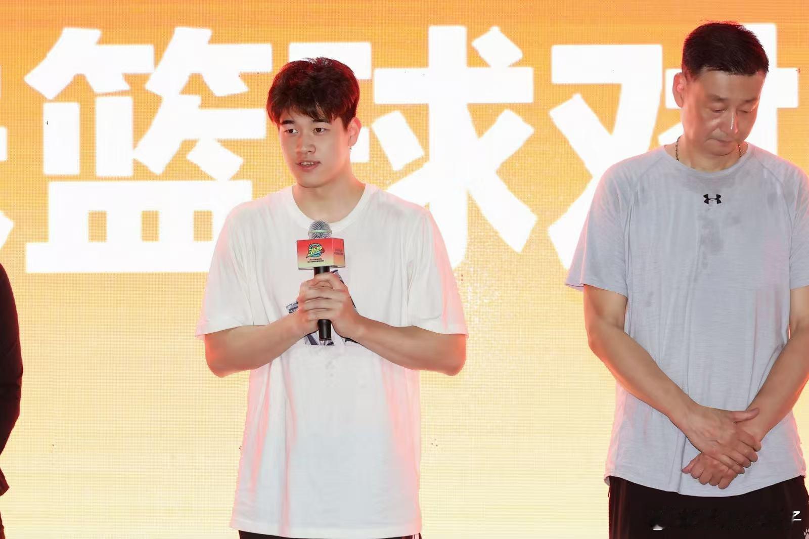 汪顺潘展乐傅园慧打篮球 泳坛健将打篮球的画面太难得一见了，潘展乐的弹跳力果然惊人