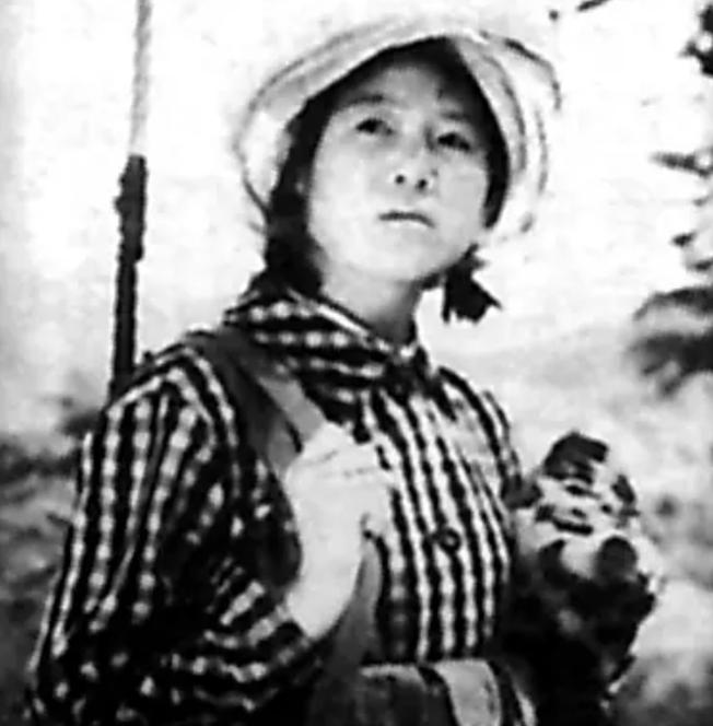 1975年，在湖北神农架，几名农民正在田里干农活，一位妇女突然内急跑向树林，没想