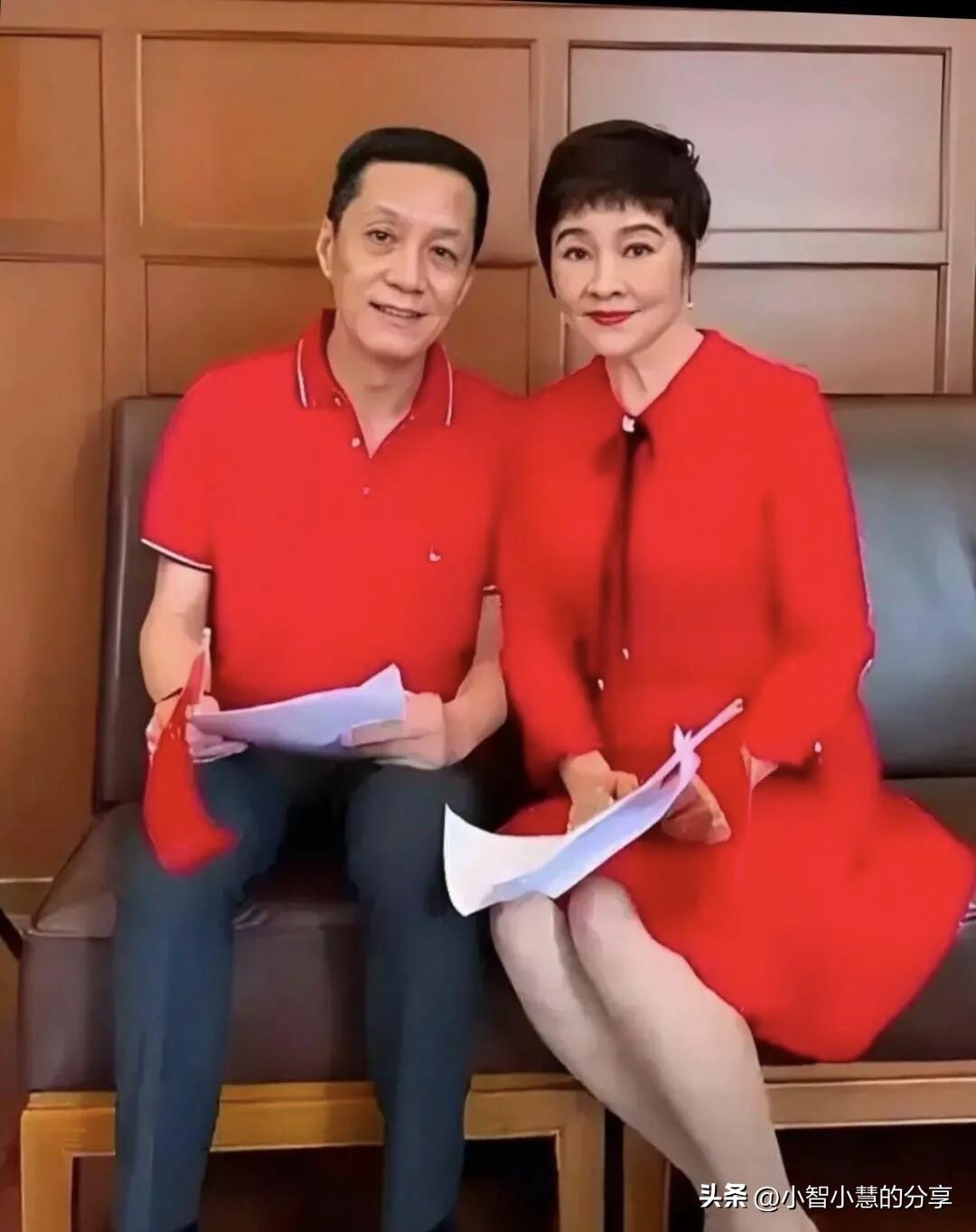 冯远征和梁丹妮夫妻俩的穿搭真喜庆，大红的衣服艳丽动人，看起来是一对般配的夫妻。