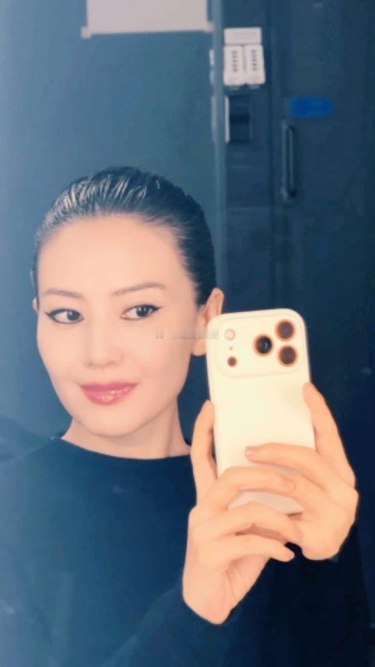 高圆圆化三次妆但只用卸一次 高圆圆vlog太圈粉！私下灵动俏皮超鲜活，三次妆容自