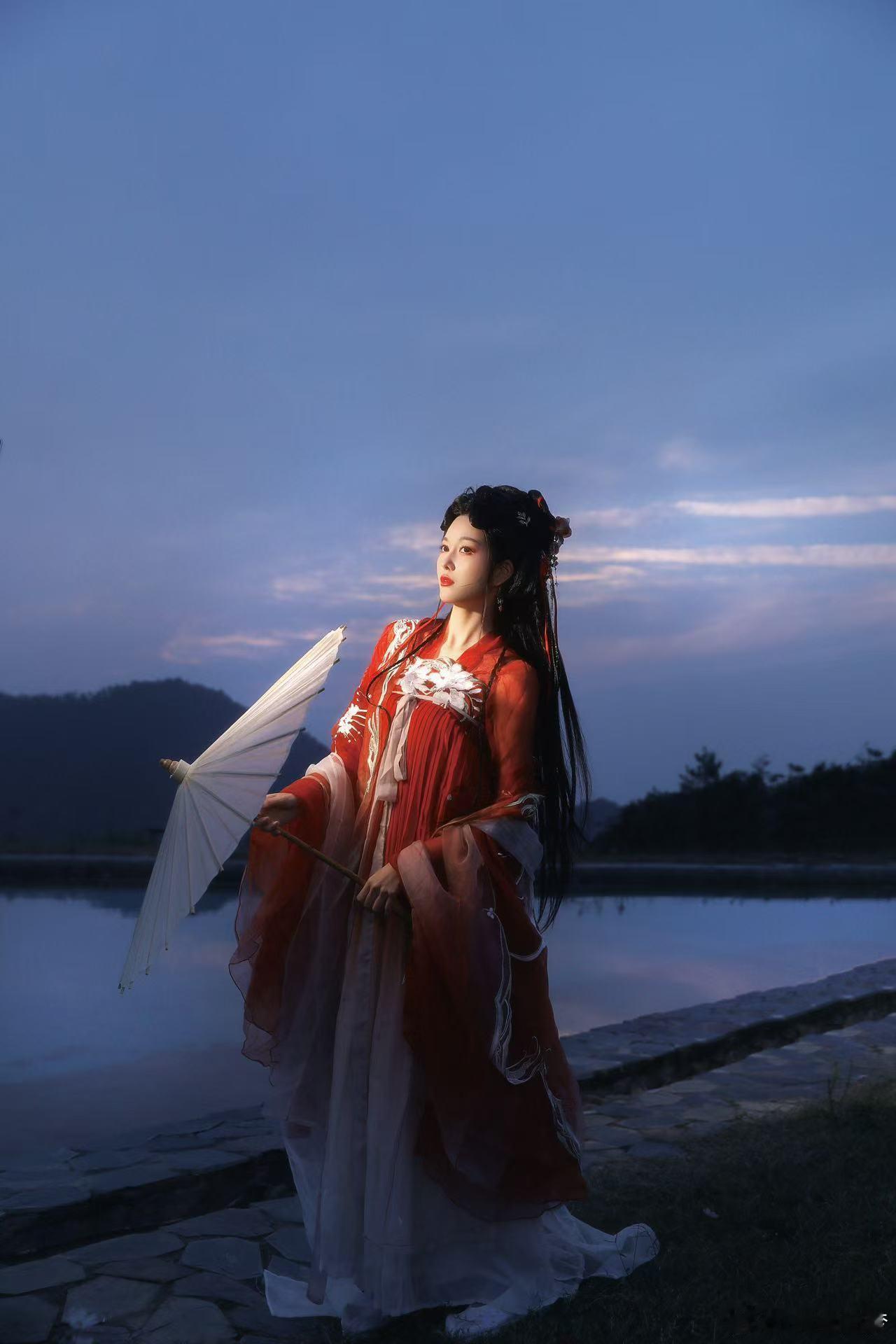 陆婷玉神一样的妆造  只能说get不到陆婷玉的人有难了，咱们的美女子真的很喜欢胡
