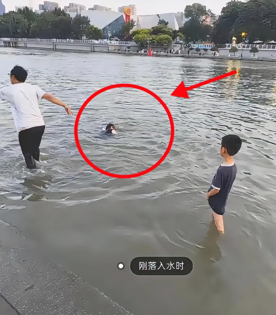 天津之眼母子溺亡最初画面曝光！

从最初落水的画面看，孩子的父亲应该也不会游泳，