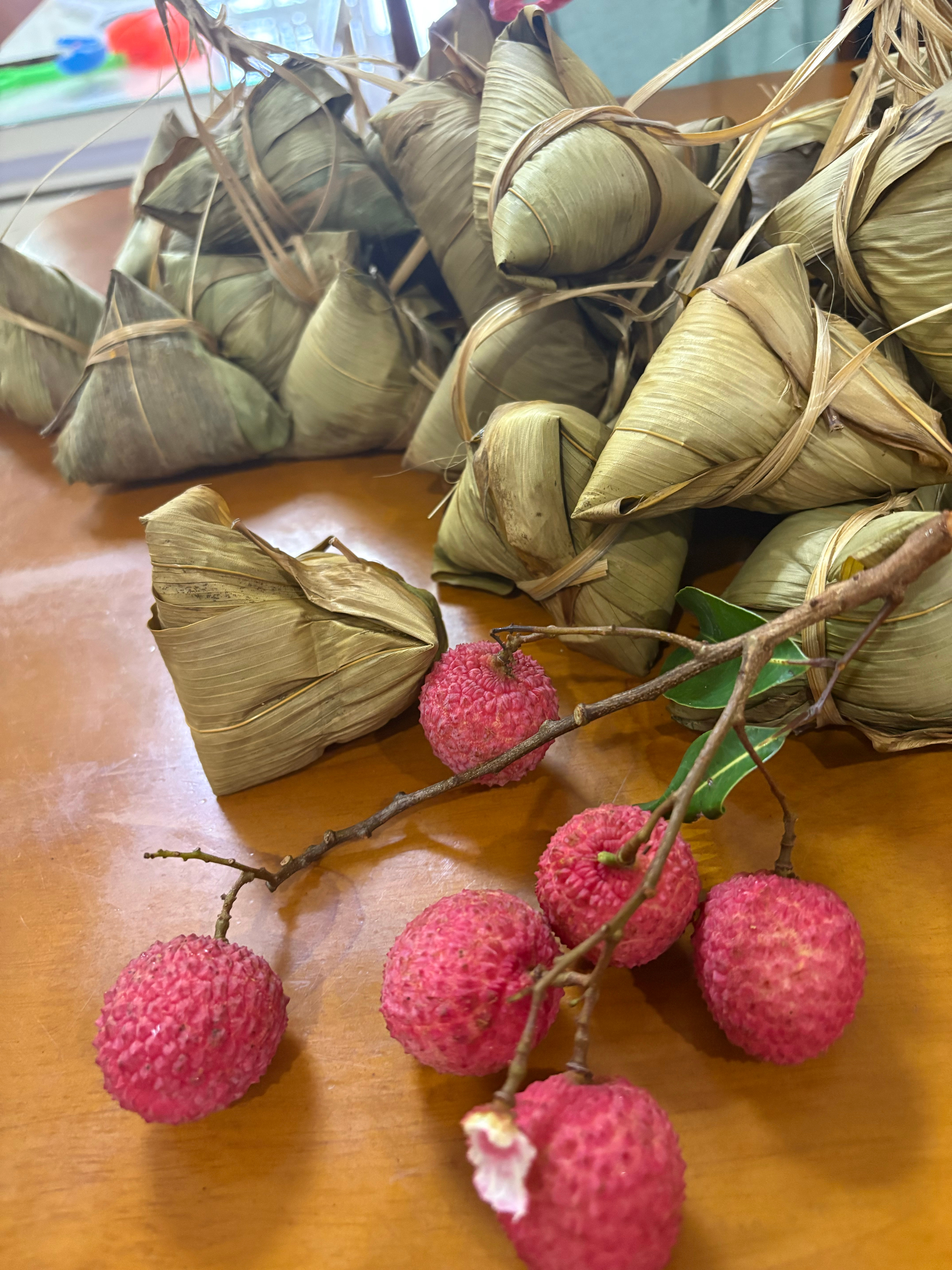 亲戚陆陆续续送了很多粽子来，还有几十个没去拿，不过我不怎么喜欢吃甜粽子。老家也是