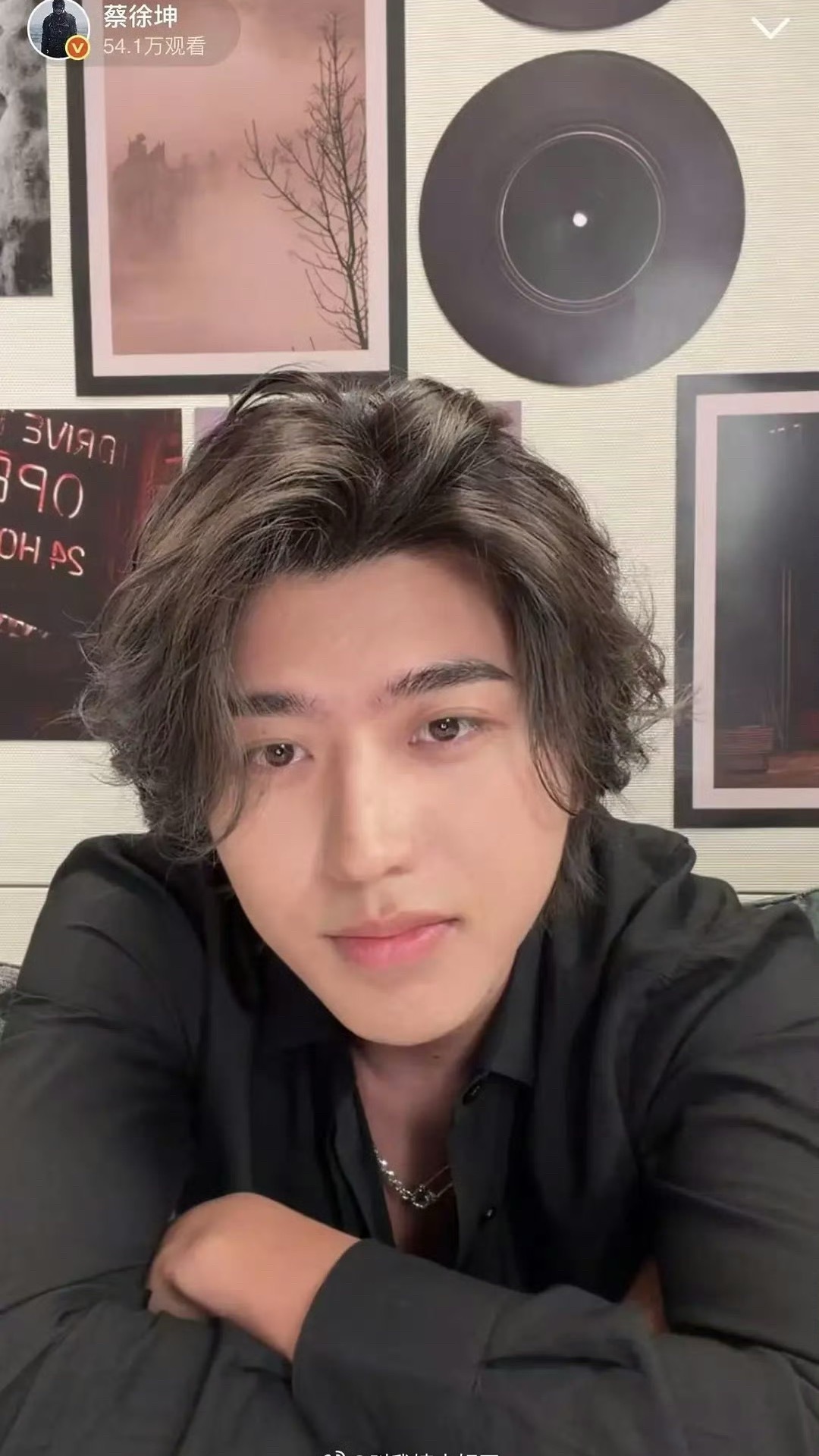 蔡徐坤今日份直播，颜值状态怎么样？蔡徐坤直播