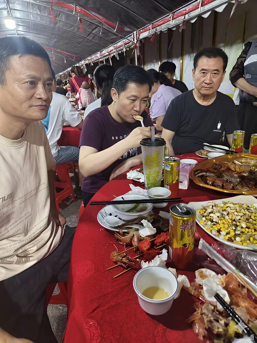 这真是十分罕见的一幕，哪个主人有这么大的面子，竟然可以请他们吃饭！
