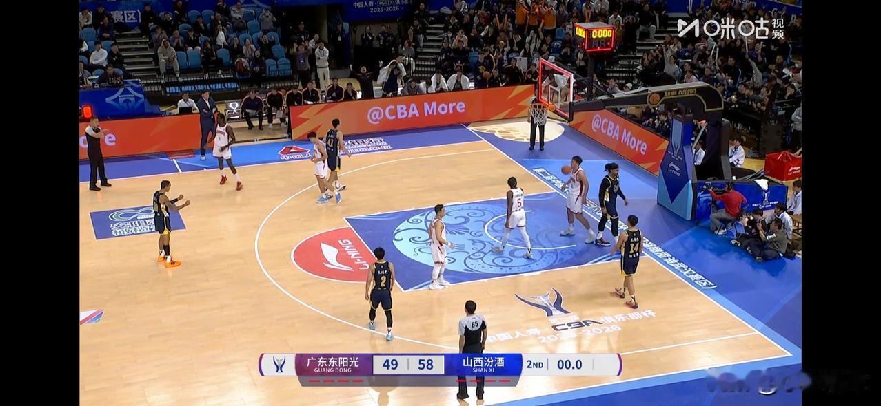 抖音直播CBA其实我个人来说不是很习惯，这个不习惯是从看过抖音播的CBA杯赛后产