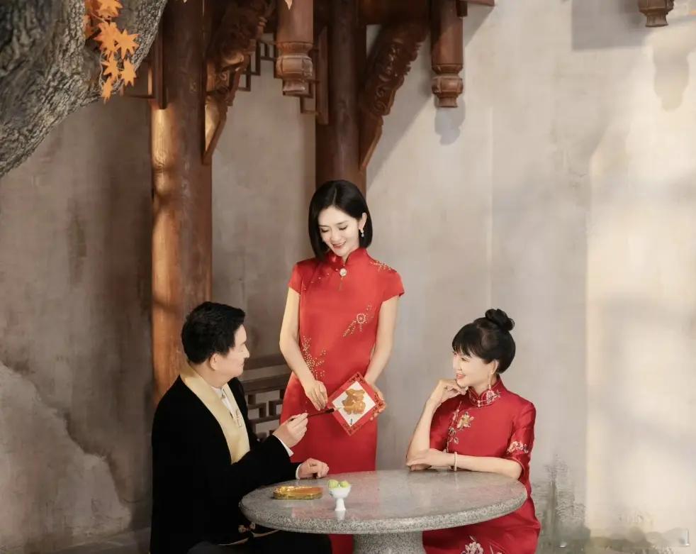 谢娜带爸妈拍全家福，妈妈长得像赵雅芝，爸爸和谢娜共用一张脸！ ​​​
