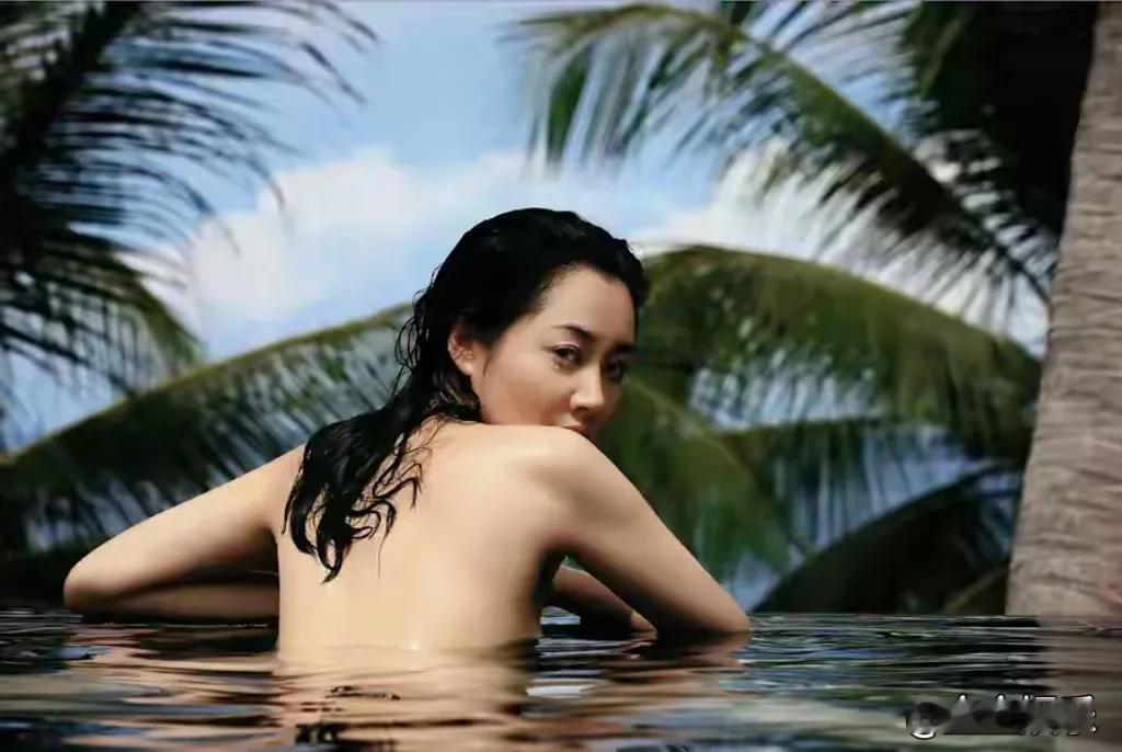 56岁的许晴，即便曾身陷“包养门”流言，仍有人直言“若嫁必娶”，这看似疯狂，实则