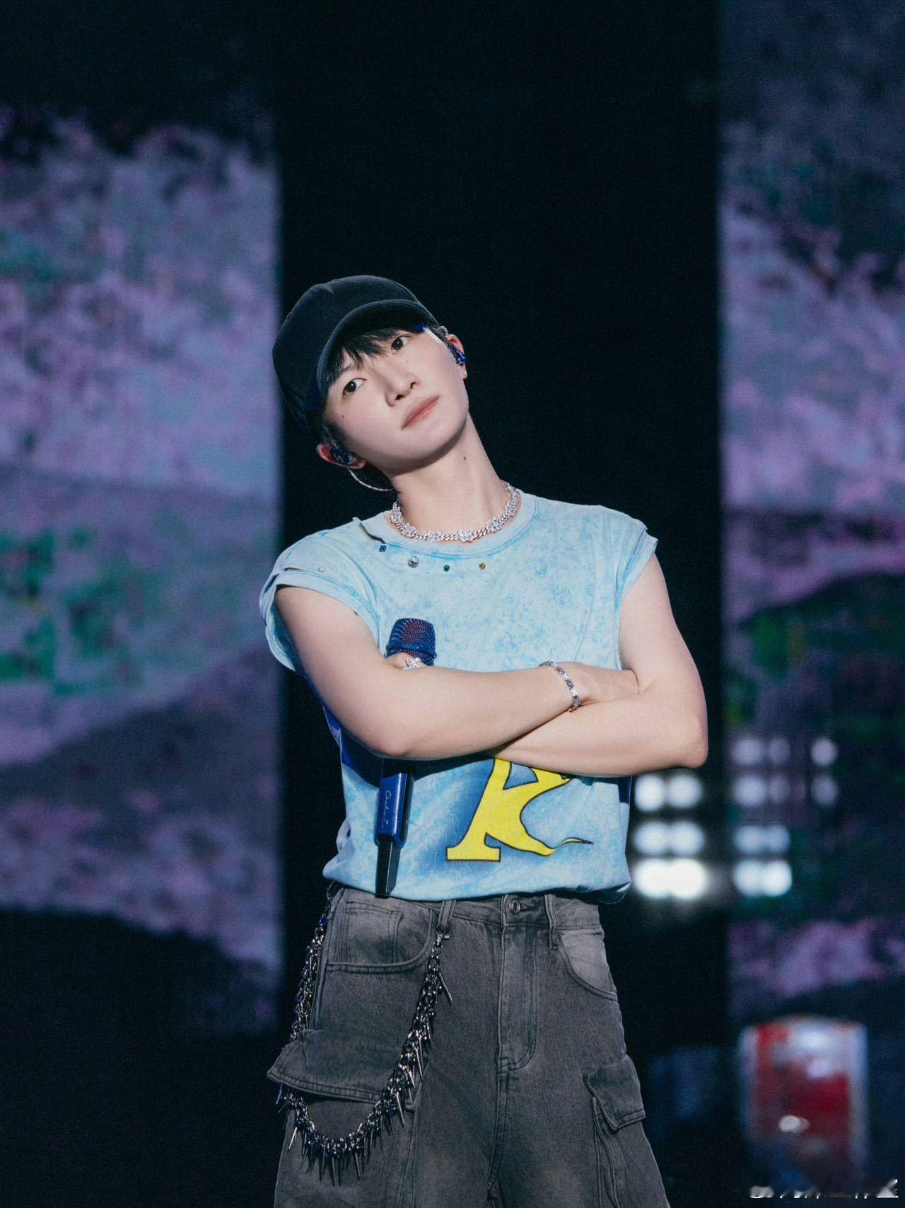 #周深彩排图好A##周深反差A感# 周深的彩排图展现出了他的青春活力和时尚感。我