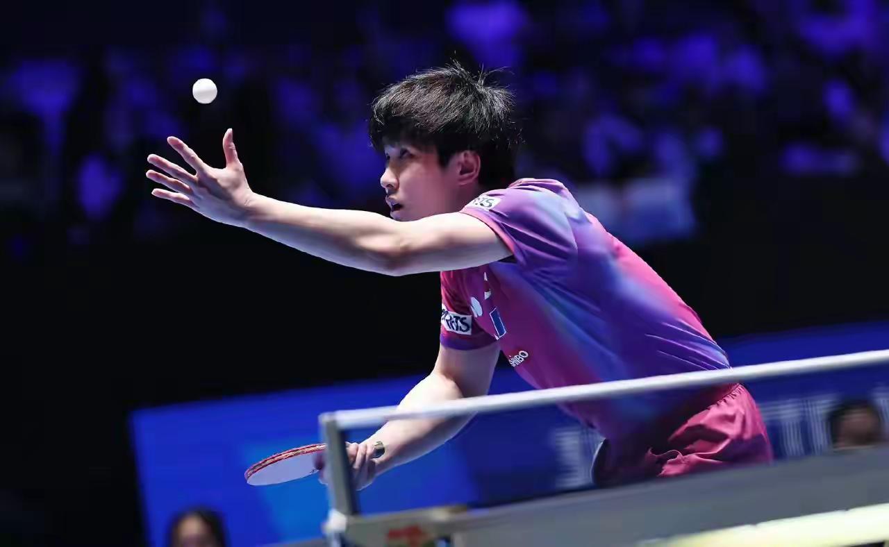 【黄镇廷终结对张本智和的连败，两连胜锁定晋级名额】在海口亚洲杯小组赛第二轮，迎来