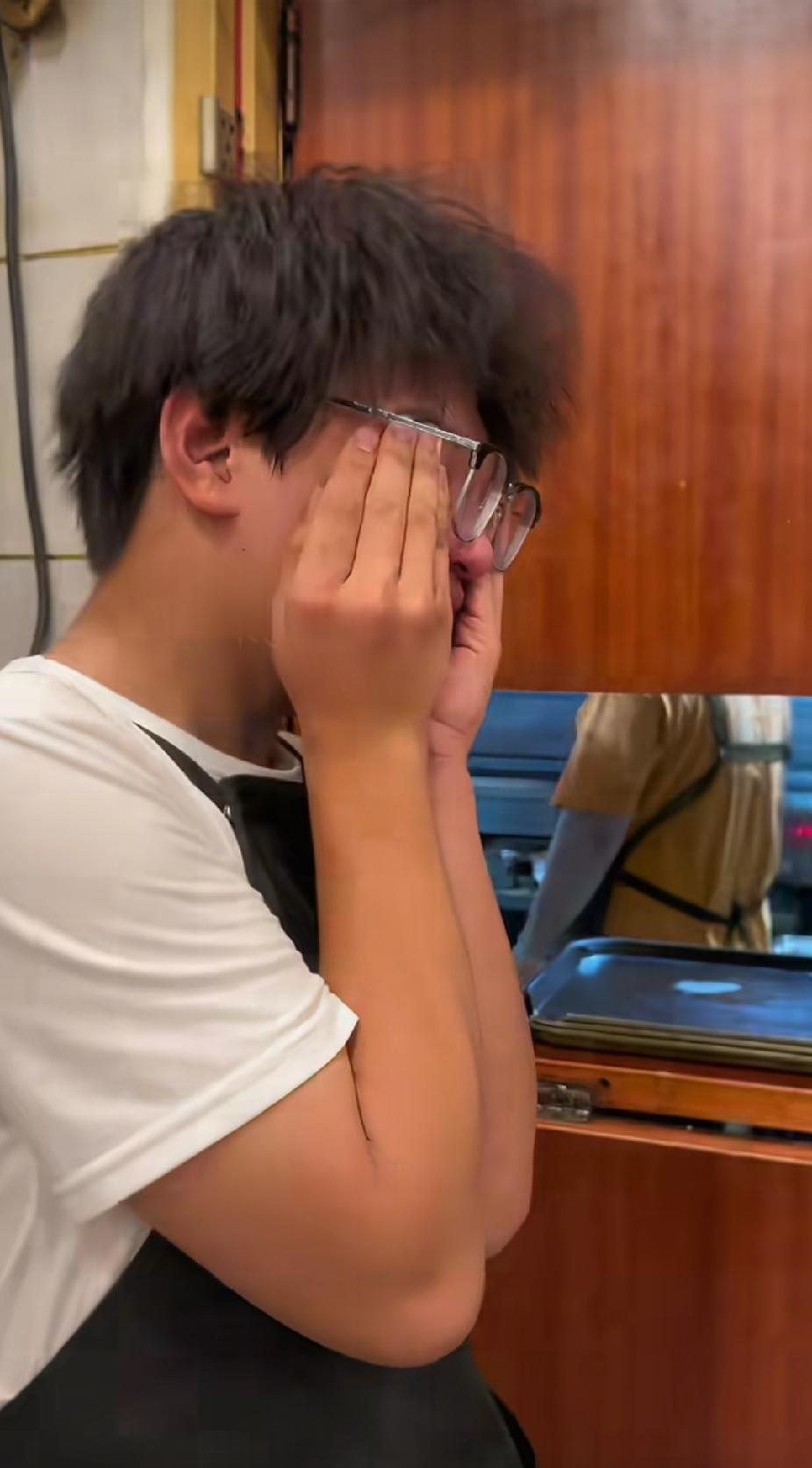 店里打暑假工的小伙子，在老板娘面前突然就哭了，知道原因后，更是让人感动了。

河