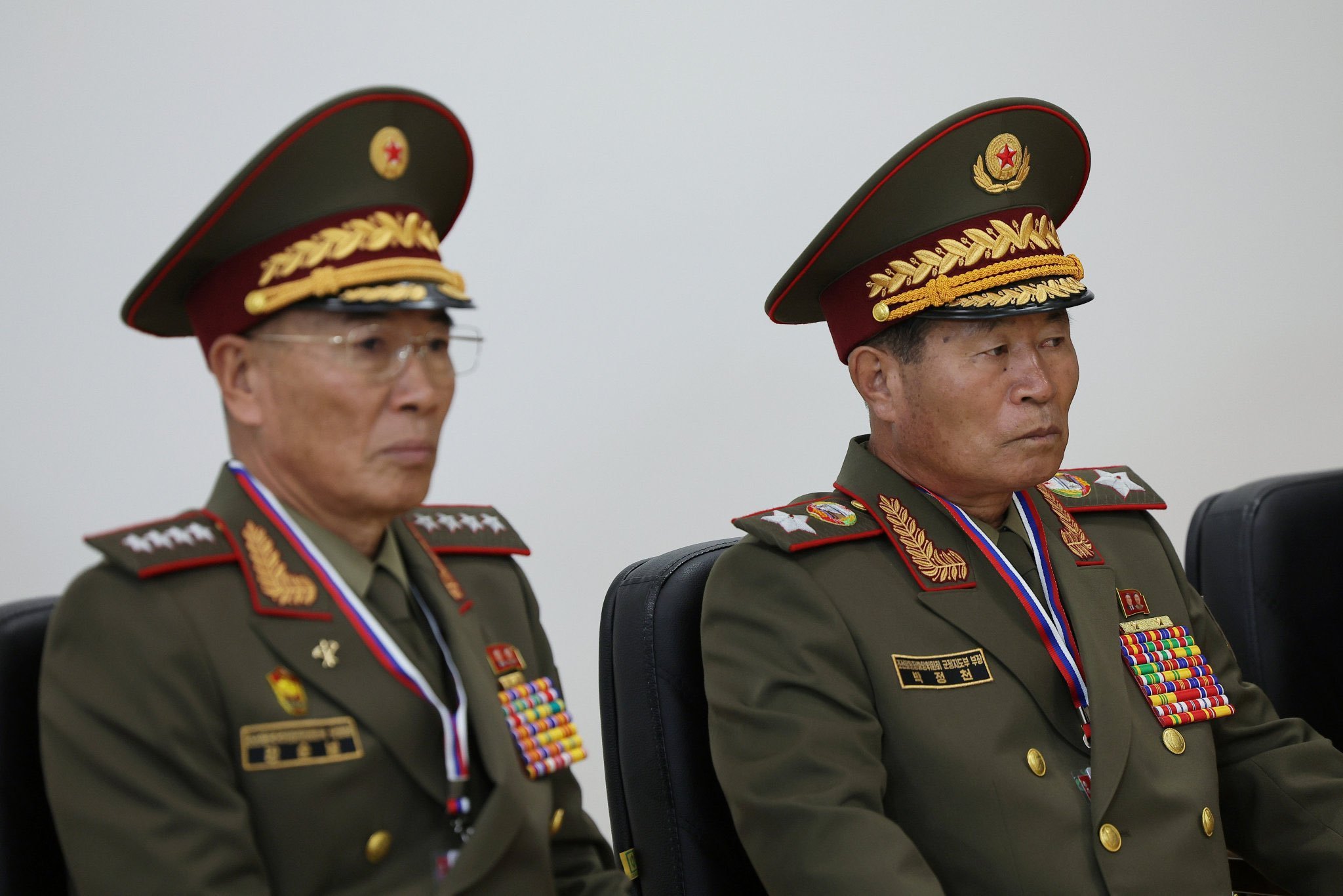 朝鲜人民军新的俄式风格常服高清照，图1左为国防相强纯男大将，右为党中央军政指导部
