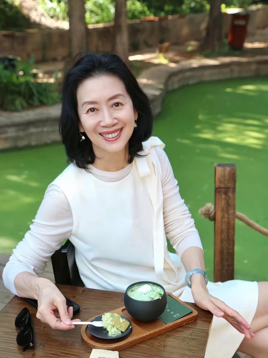 母亲55岁事业单位退休执意离婚，全家指责瞎折腾

妈妈操劳家庭三十多年，一辈子隐